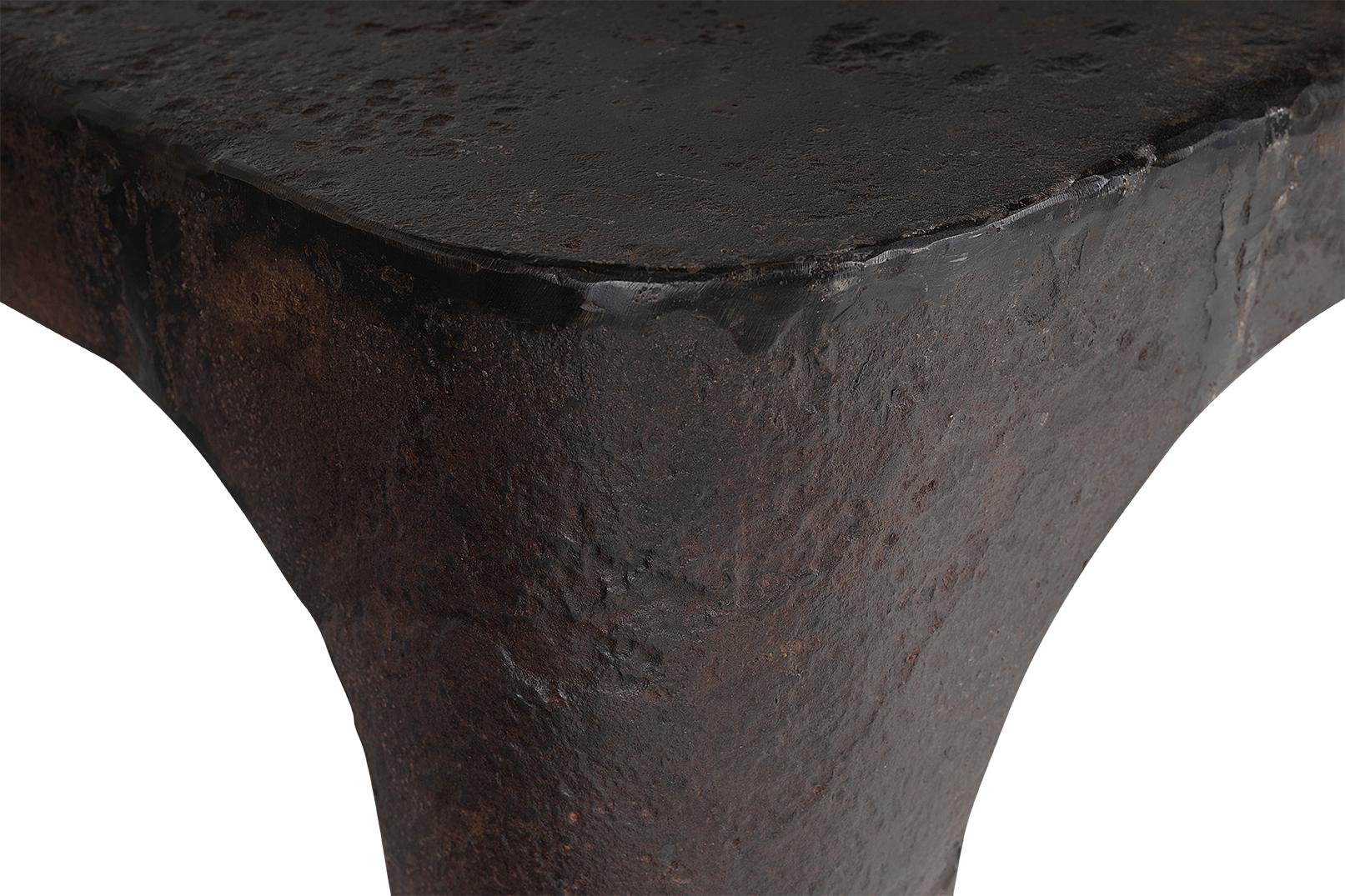 Industrieller Couchtisch aus patiniertem Stahl im Angebot 4