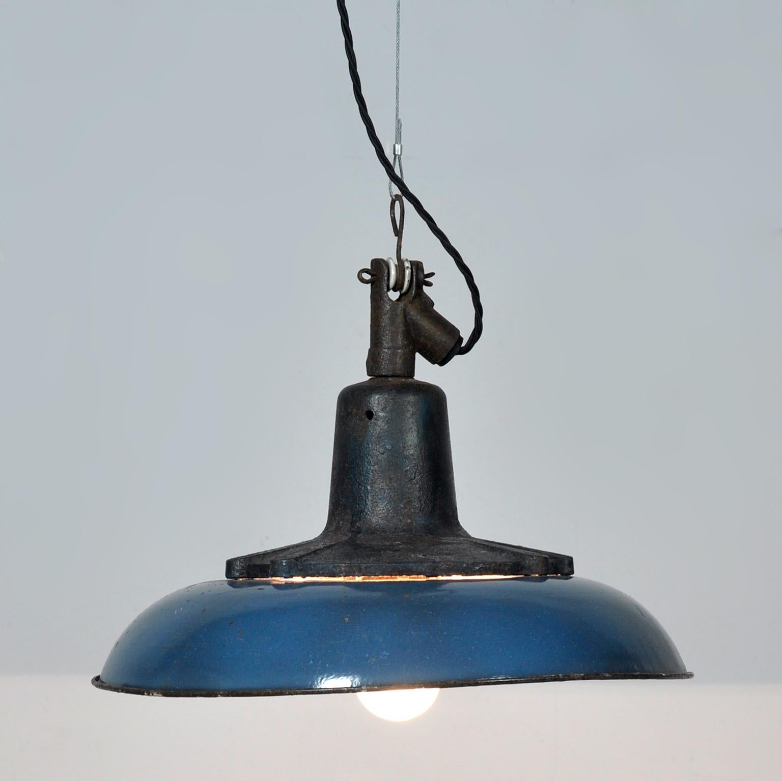 Lampada a sospensione industriale, anni '50 In condizioni buone in vendita a Amsterdam, Noord Holland