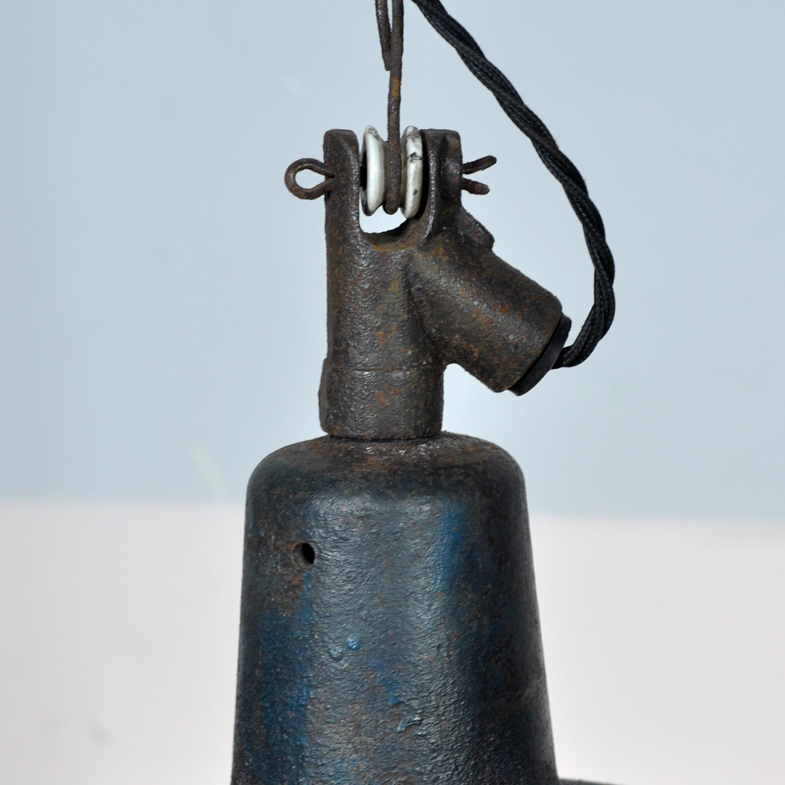 Metà XX secolo Lampada a sospensione industriale, anni '50 in vendita