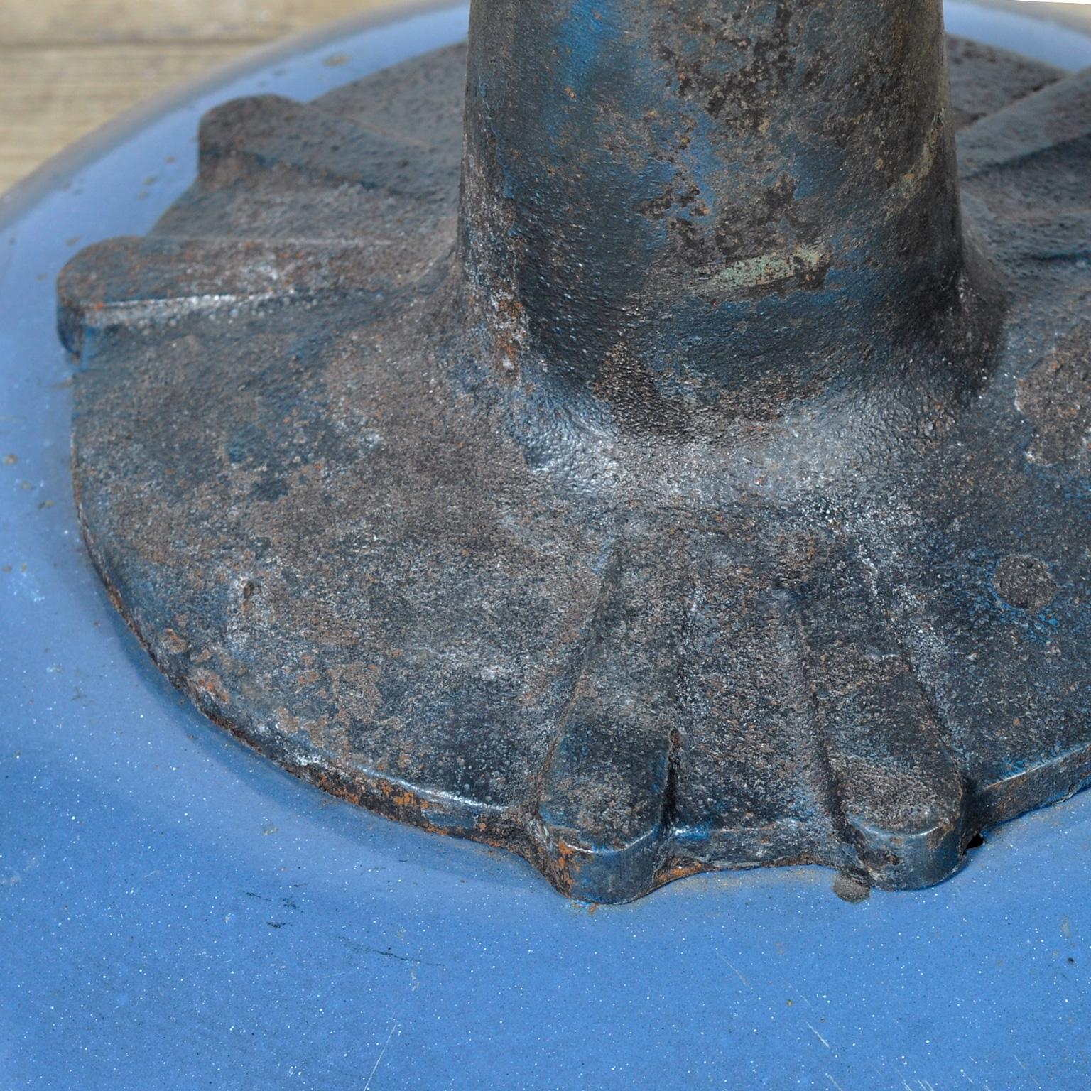 Lampada a sospensione industriale, anni '50 in vendita 1