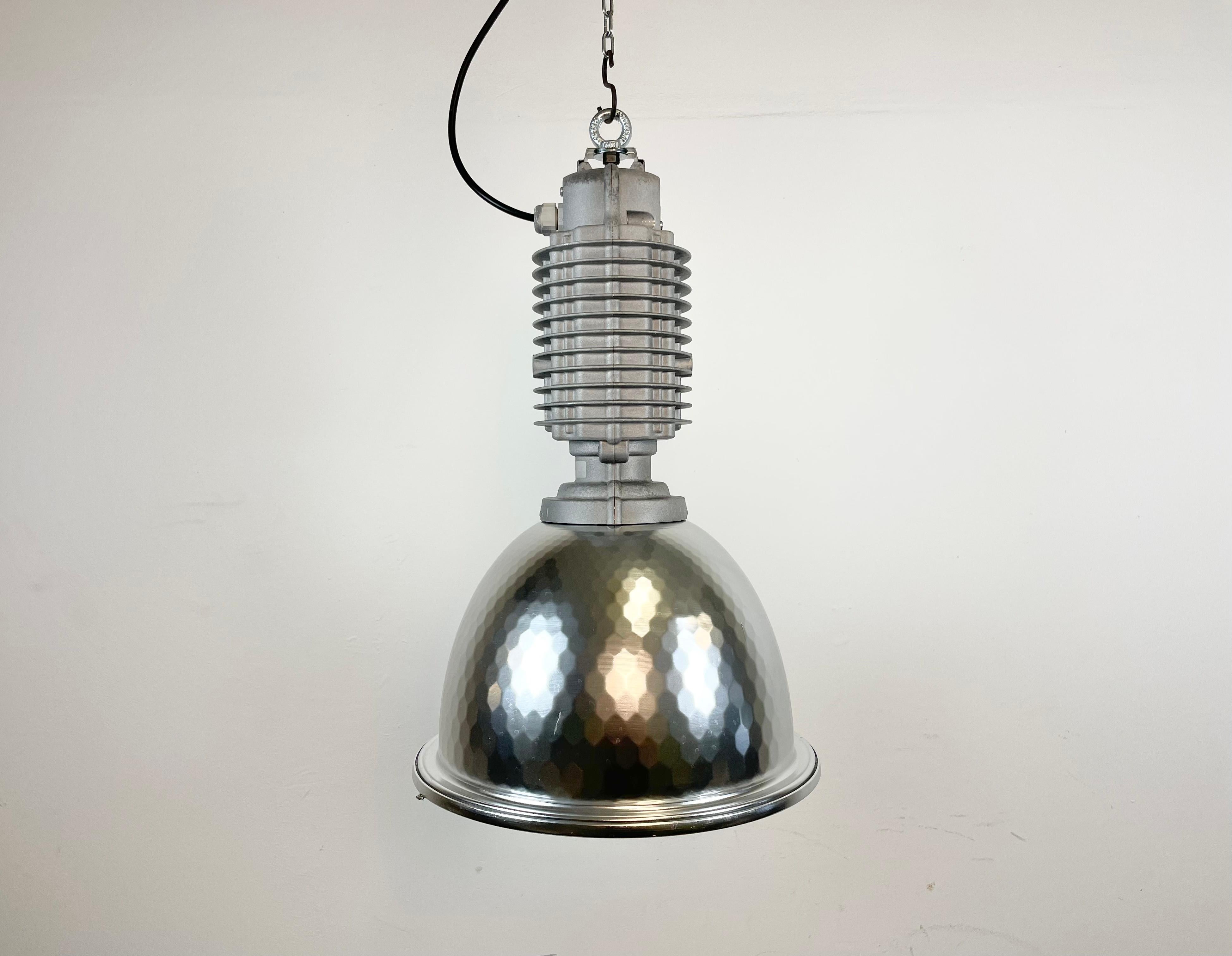 Cette lampe suspendue industrielle a été conçue par Charles Keller pour Zumtobel Staff dans les années 1990. Il comporte un plateau en fonte d'aluminium et un abat-jour en aluminium. New porcelain socket for E27/ E26 lightbulb. New wire Le diamètre