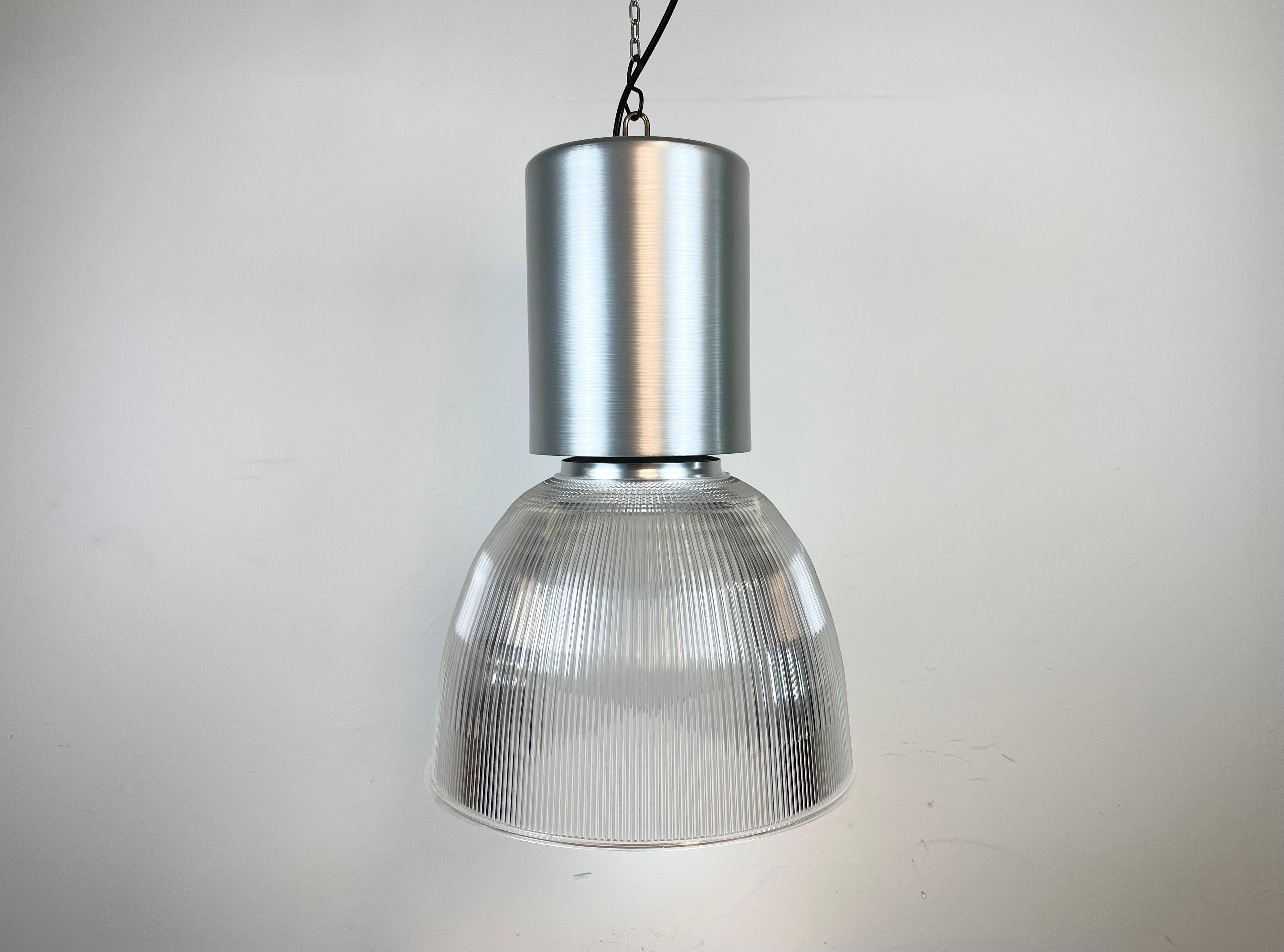 This industrial pendant lamp was made by Philips in Netherlands during the 1990s. It features an aluminum top and a transparent plastic shade. The socket requires E27 light bulbs. New wire. The diameter of the shade is 41 cm. It weighs 3 kg.