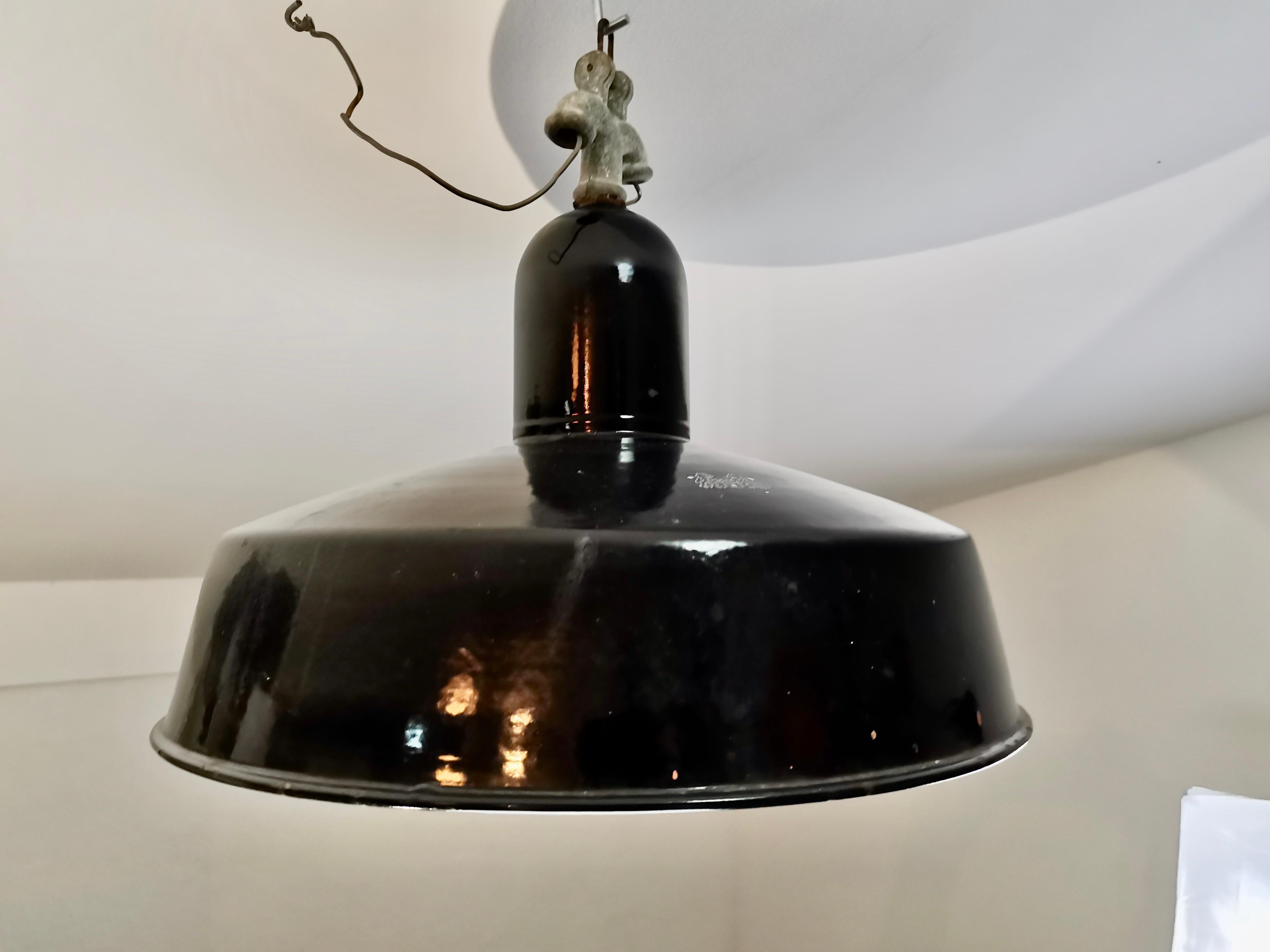 Industrial pendant Light

Period: 1950s

Poducer: Emo Celje, Slovenia/Yugoslavia

Material: metal with enamel coating

Colur: black and white

Condition: original vintage condition, signs of use and time

Dimensions: H=27 cm, diameter=41.