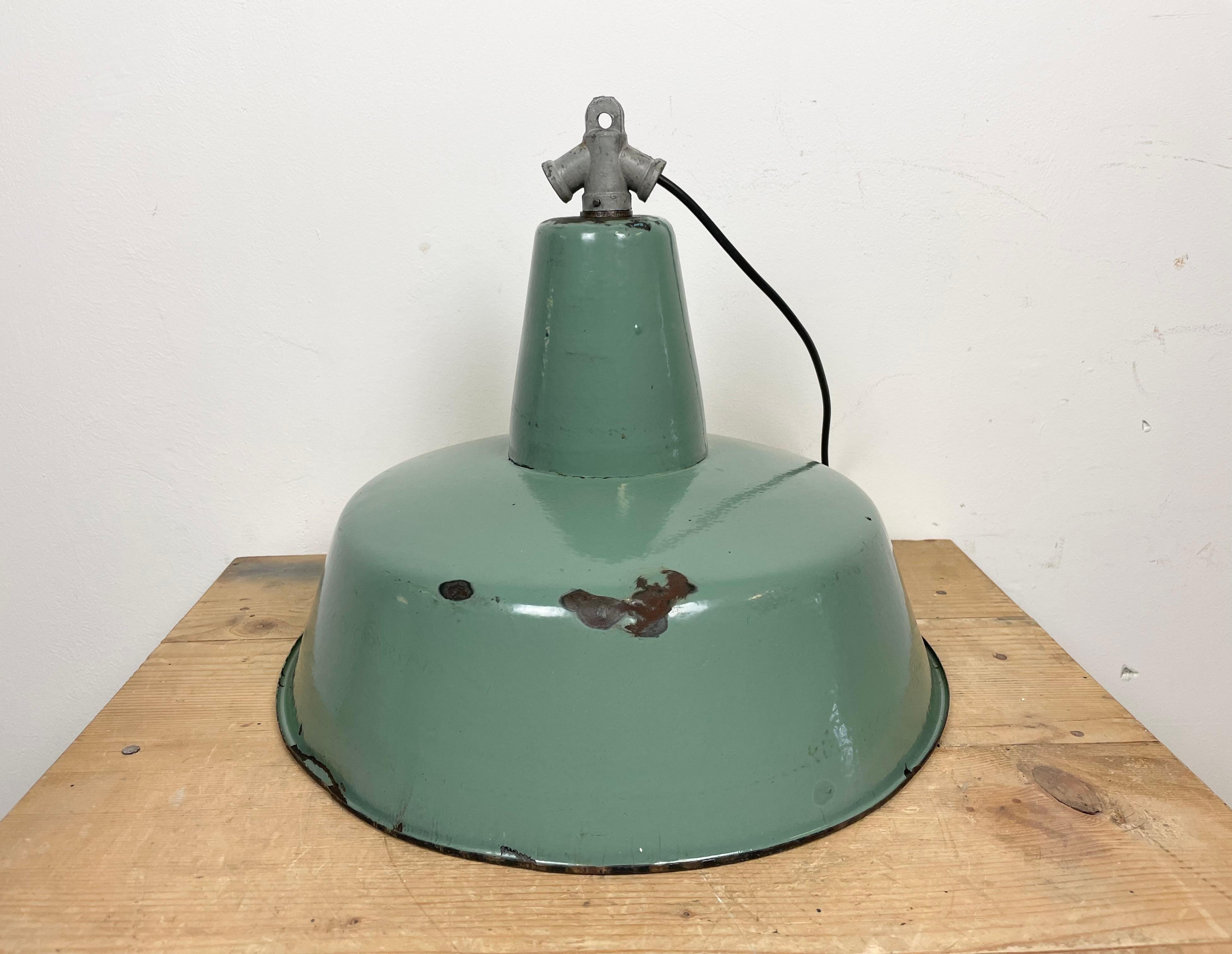Industrielle Petrol-Emaille-Fabriklampe mit gusseiserner Platte, 1960er Jahre 5