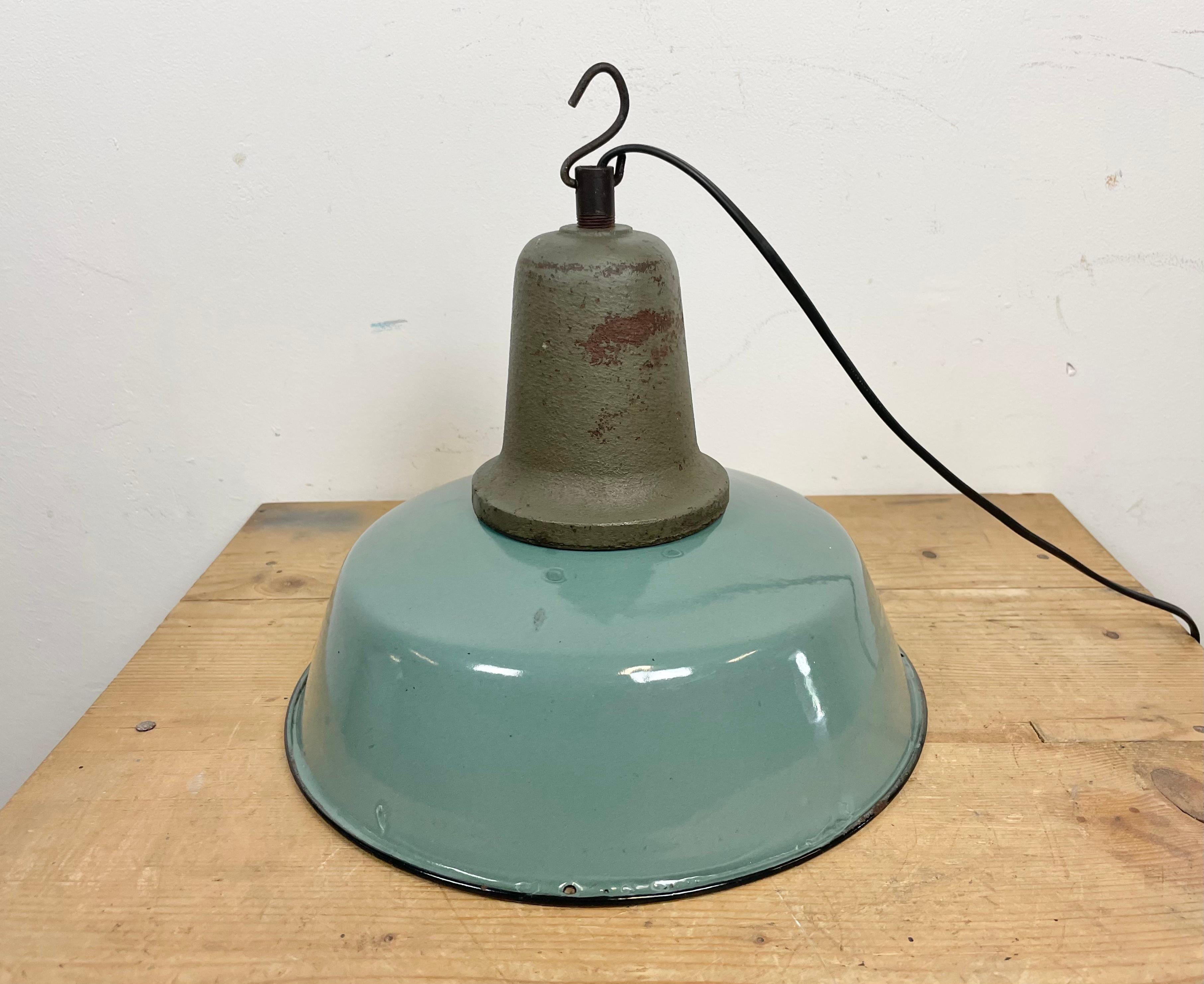 Industrielle Petrol-Emaille-Fabriklampe mit gusseiserner Platte, 1960er Jahre im Angebot 5