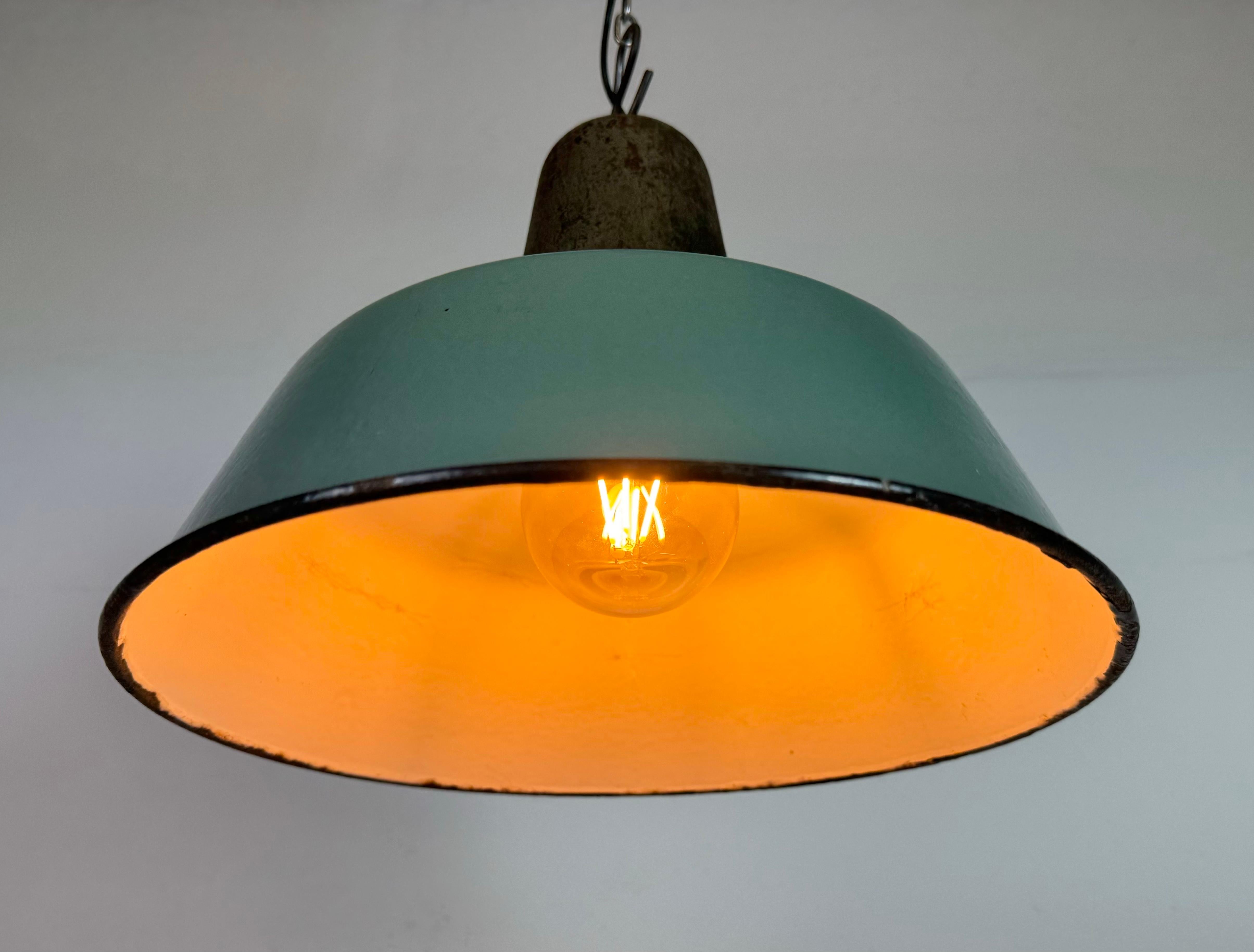 Smalto Lampada industriale da fabbrica in smalto petrolio con piano in ghisa, anni '60 in vendita