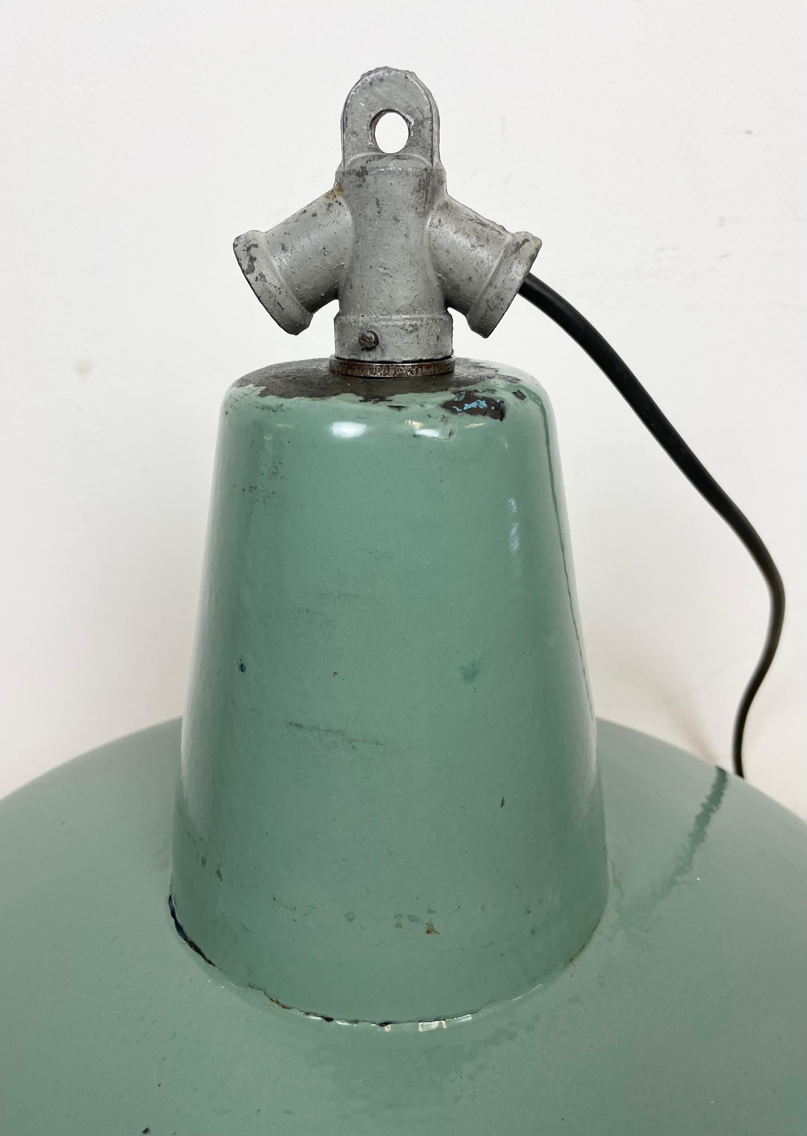 Industrielle Petrol-Emaille-Fabriklampe mit gusseiserner Platte, 1960er Jahre 7