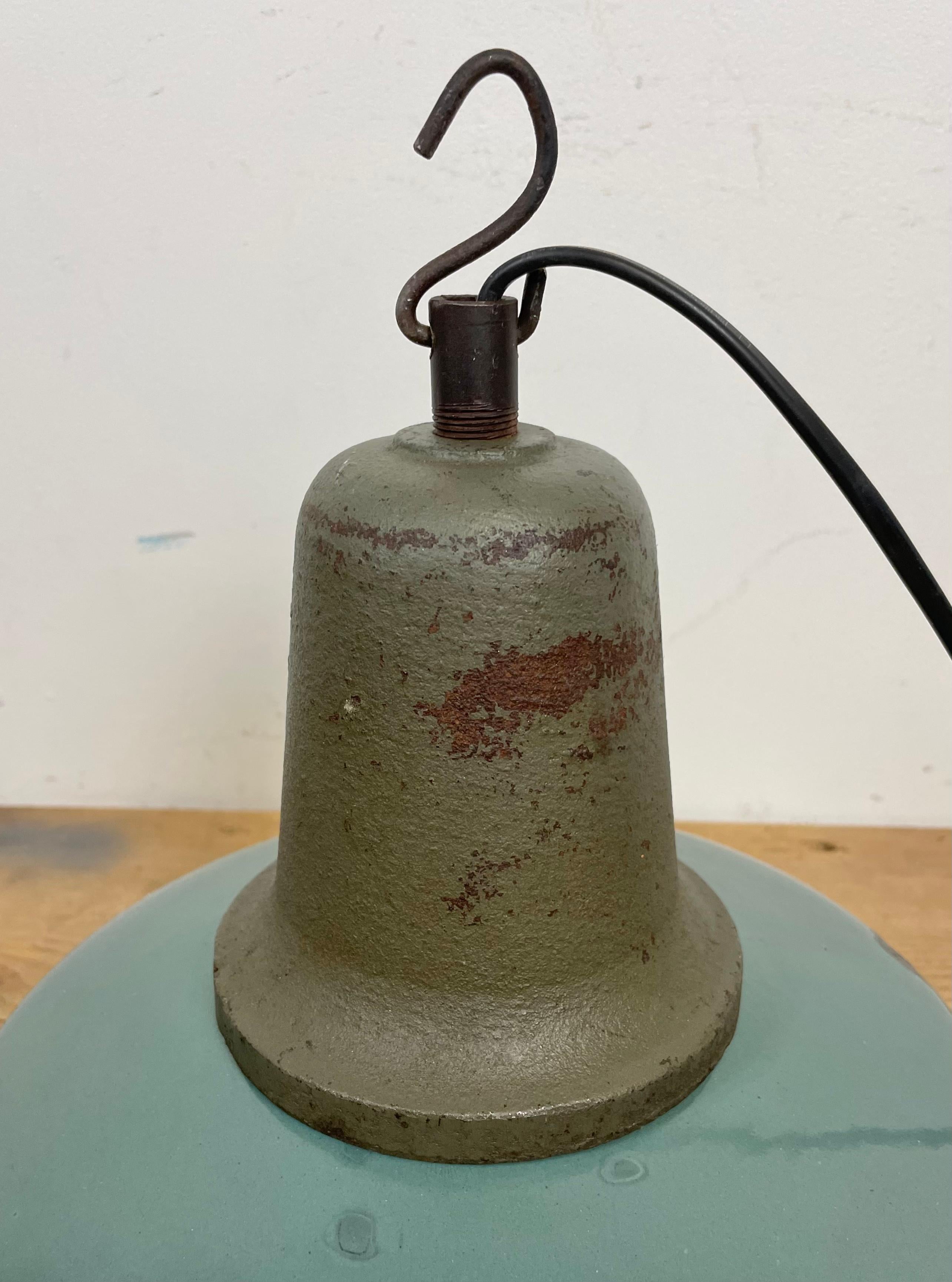 Industrielle Petrol-Emaille-Fabriklampe mit gusseiserner Platte, 1960er Jahre im Angebot 7