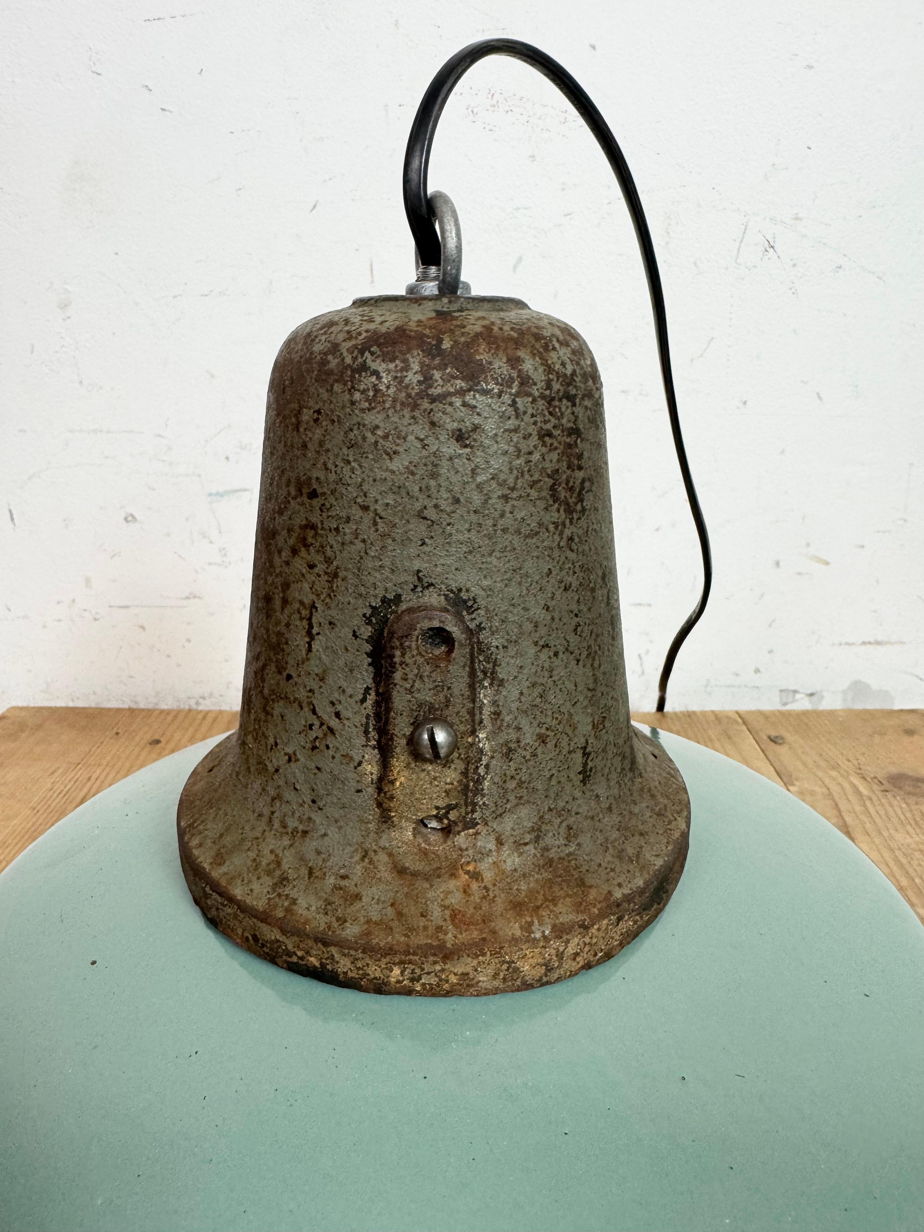 Lampada industriale da fabbrica in smalto petrolio con piano in ghisa, anni '60 in vendita 2