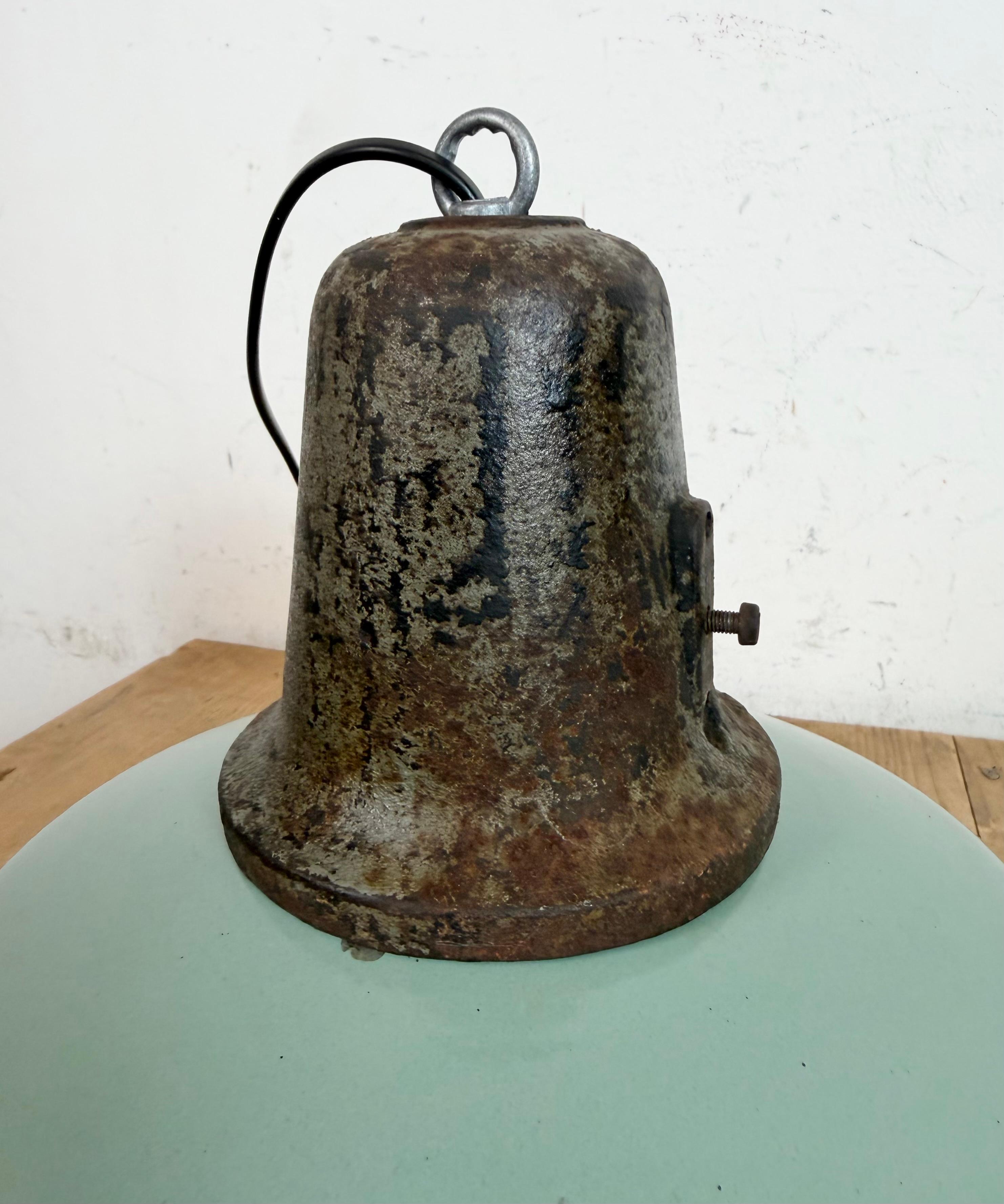 Lámpara industrial de fábrica de esmalte de petróleo con tapa de hierro fundido, años 60 en venta 5
