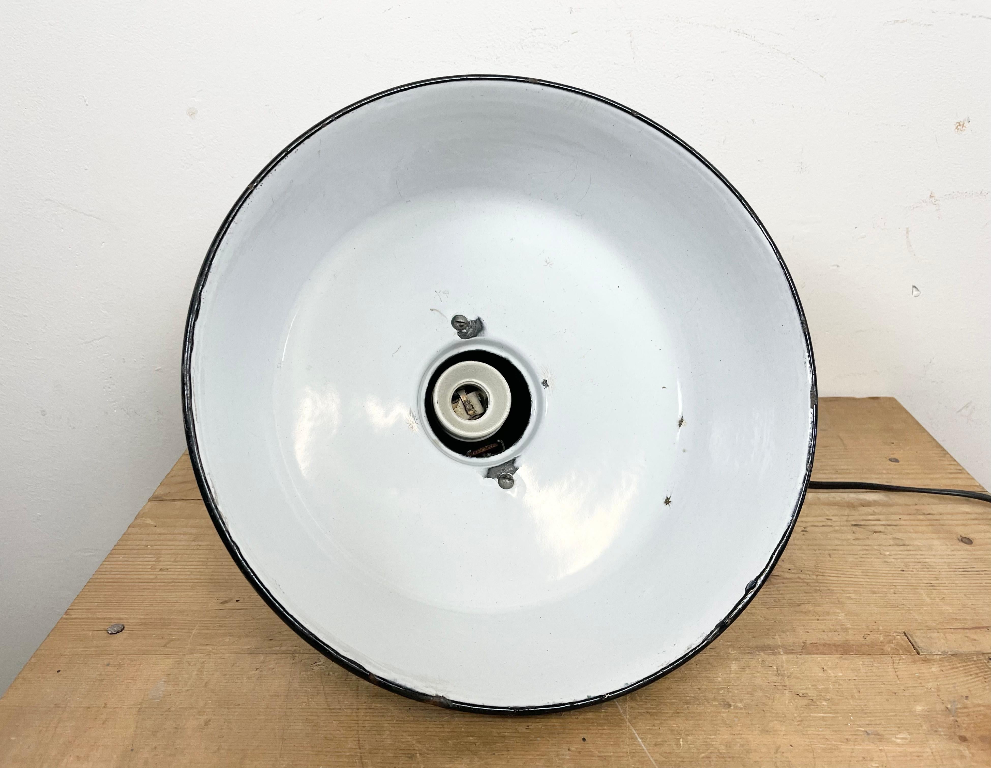 Industrielle Petrol-Emaille-Fabriklampe mit gusseiserner Platte, 1960er Jahre im Angebot 8