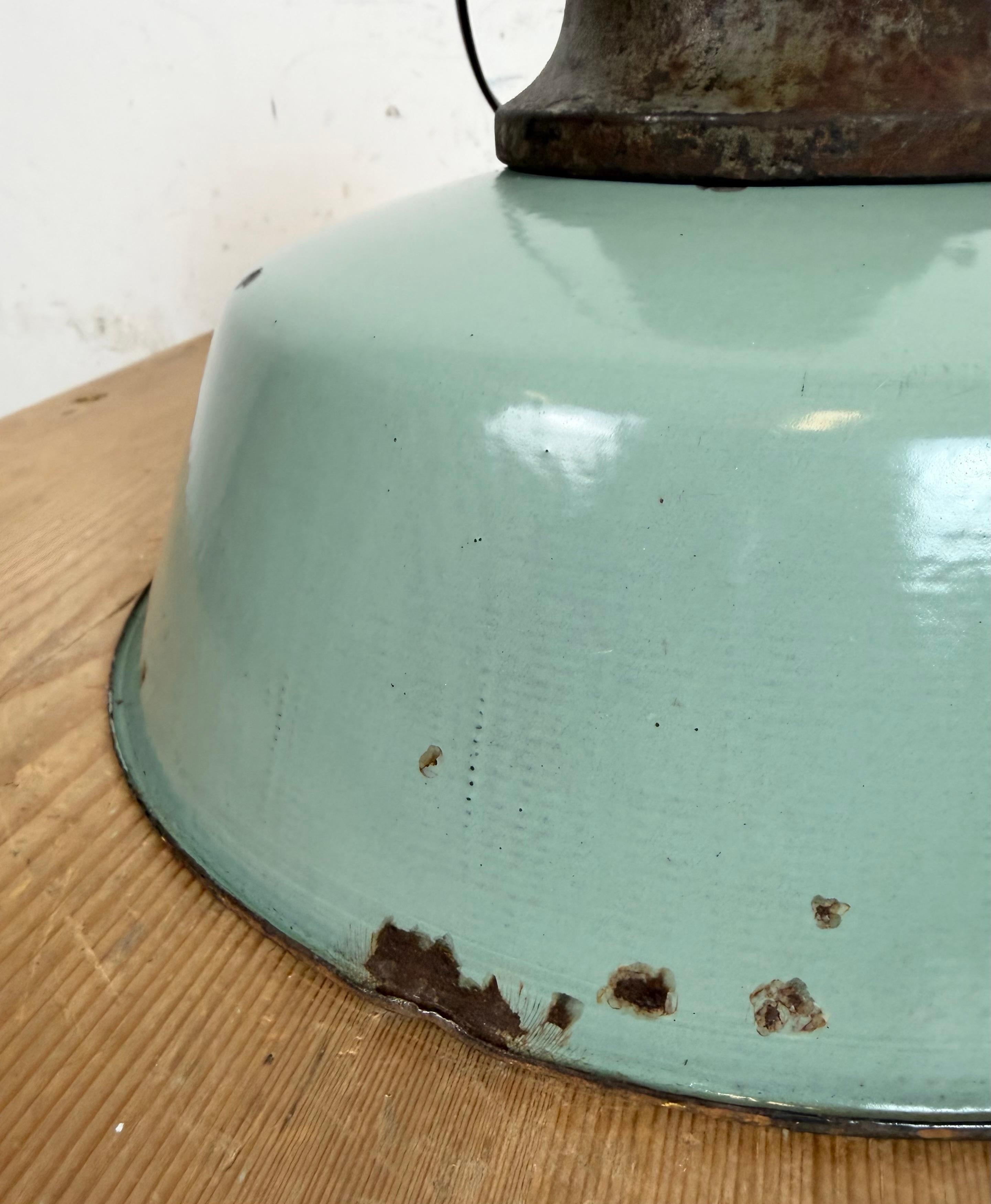 Lámpara industrial de fábrica de esmalte de petróleo con tapa de hierro fundido, años 60 en venta 6