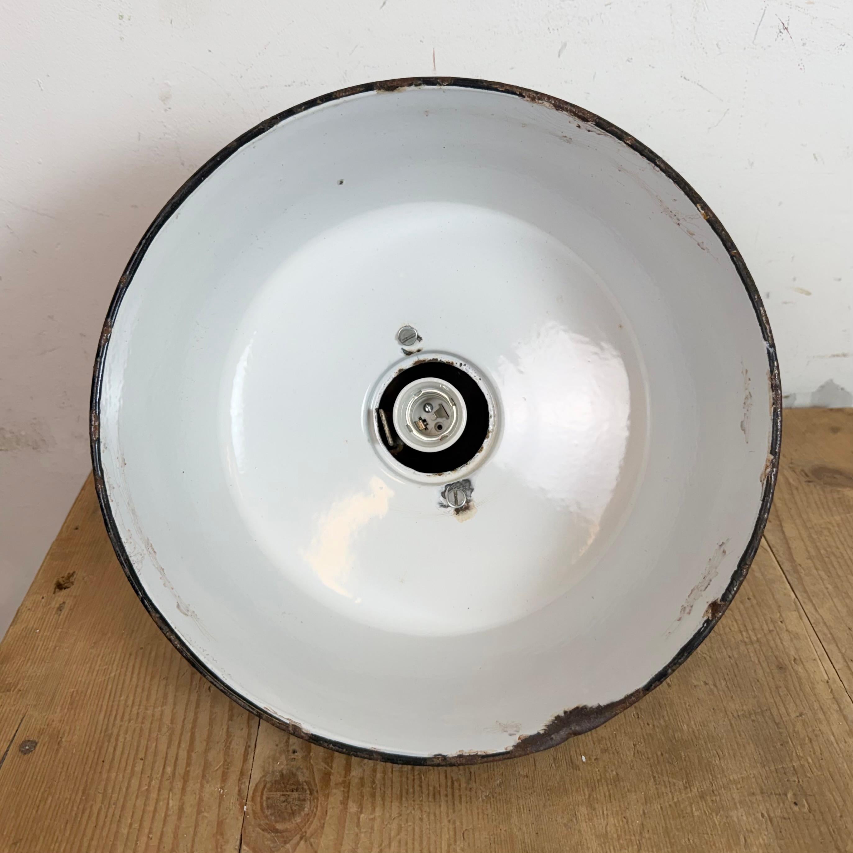 Lámpara industrial de fábrica de esmalte de petróleo con tapa de hierro fundido, años 60 en venta 9
