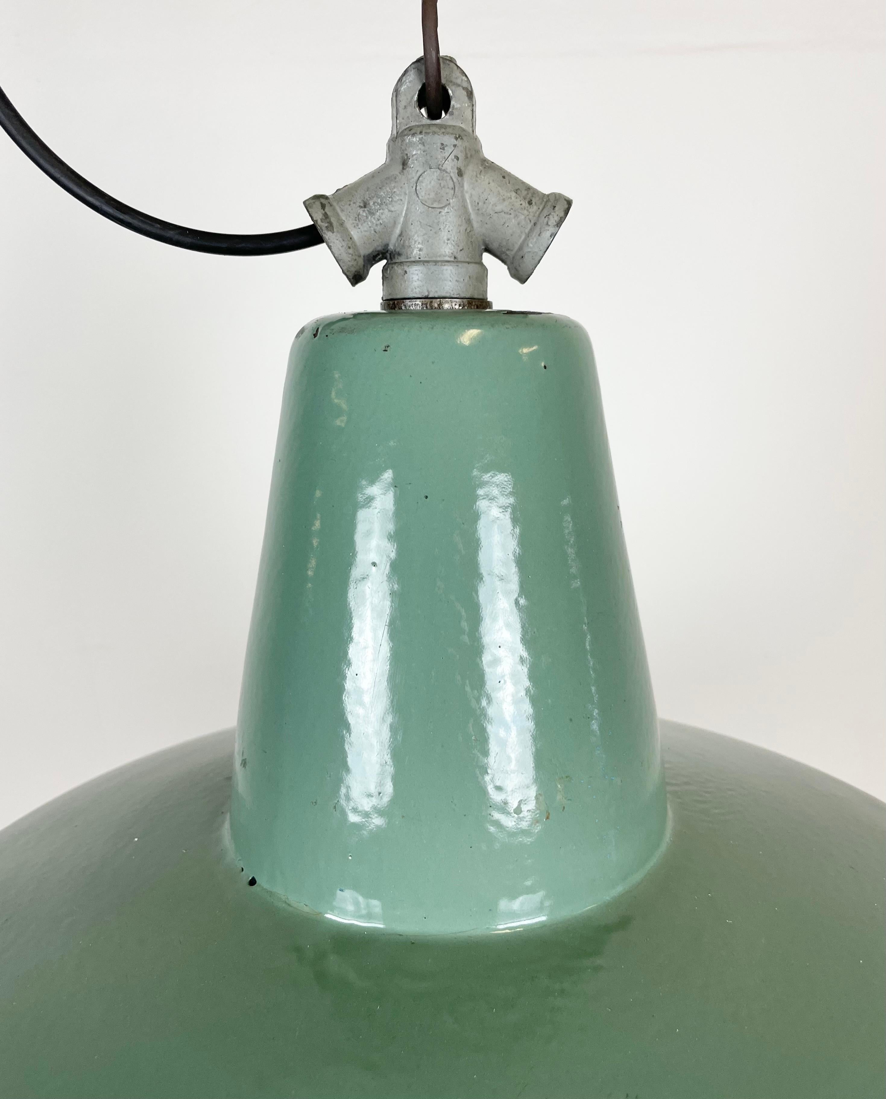 Industrielle Petrol-Emaille-Fabriklampe mit gusseiserner Platte, 1960er Jahre (Polnisch)