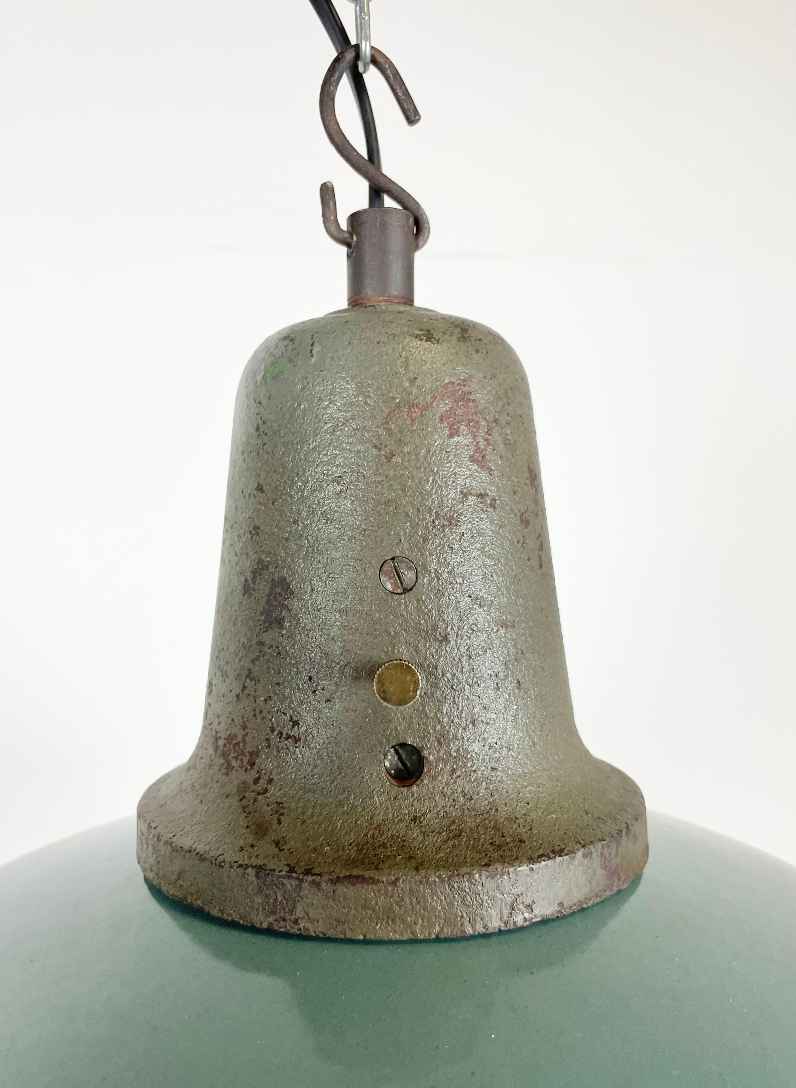 Industrielle Petrol-Emaille-Fabriklampe mit gusseiserner Platte, 1960er Jahre (Polnisch) im Angebot