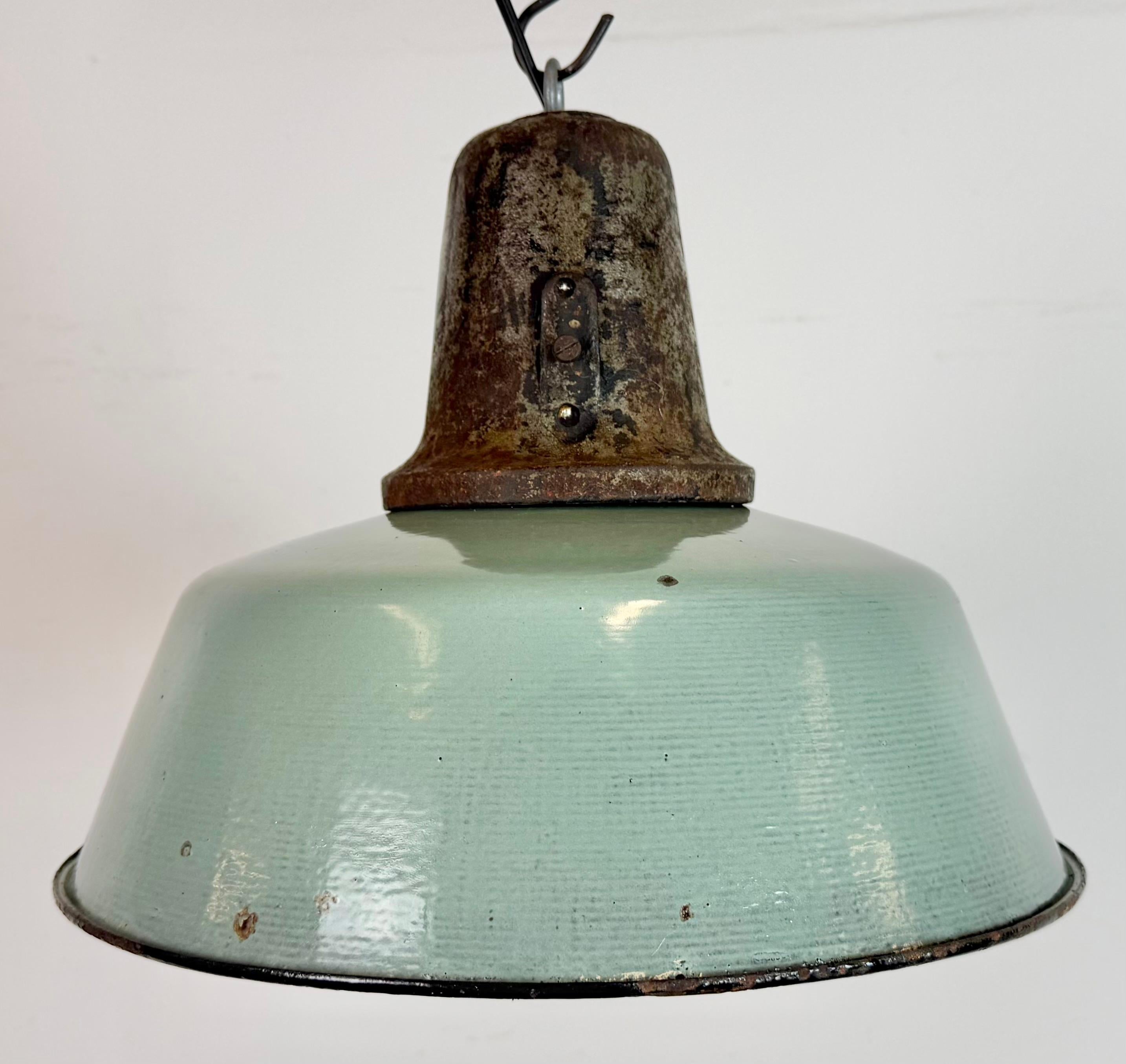 Lámpara industrial de fábrica de esmalte de petróleo con tapa de hierro fundido, años 60 Industrial en venta