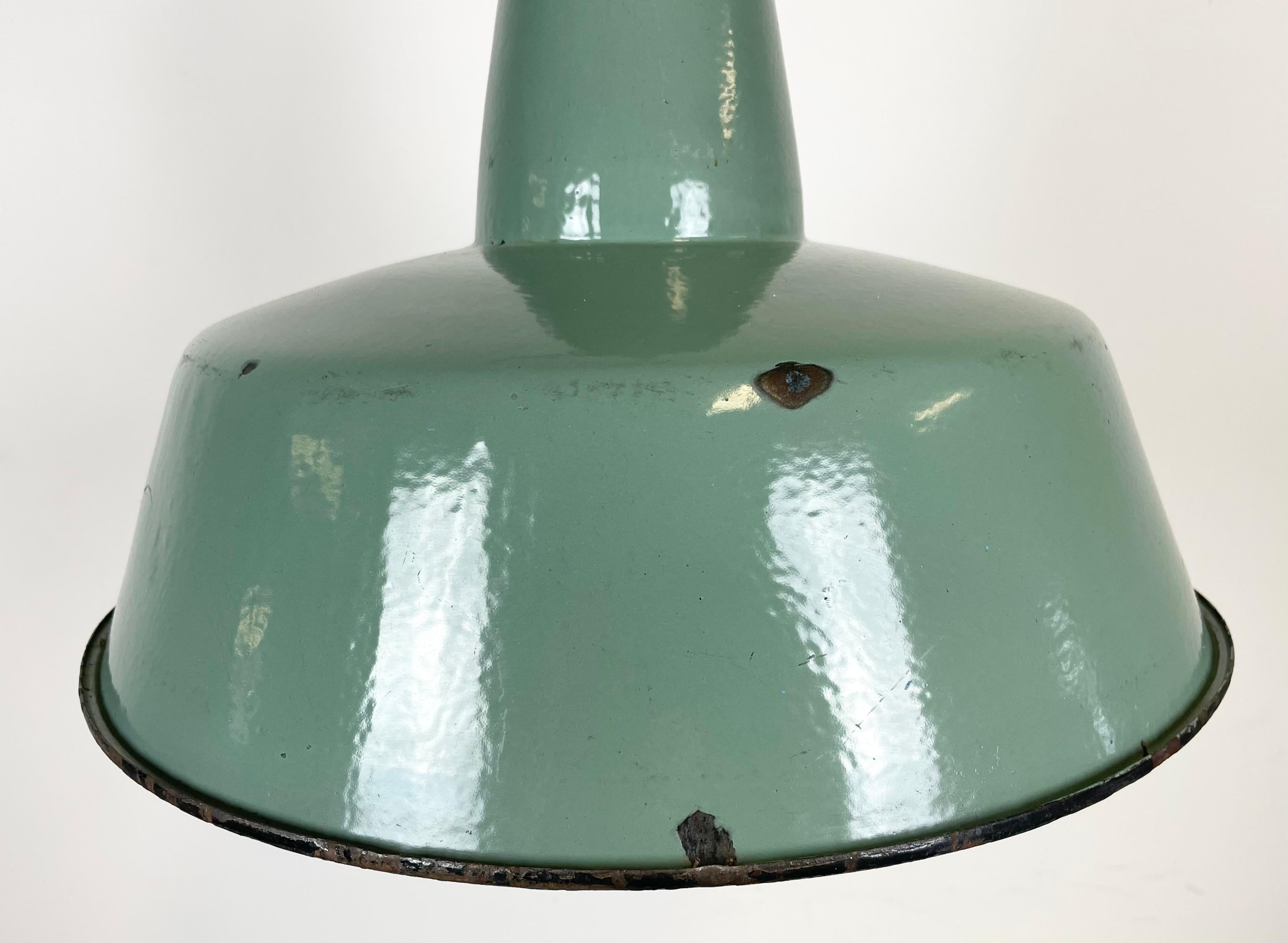 Industrielle Petrol-Emaille-Fabriklampe mit gusseiserner Platte, 1960er Jahre (Gegossen)