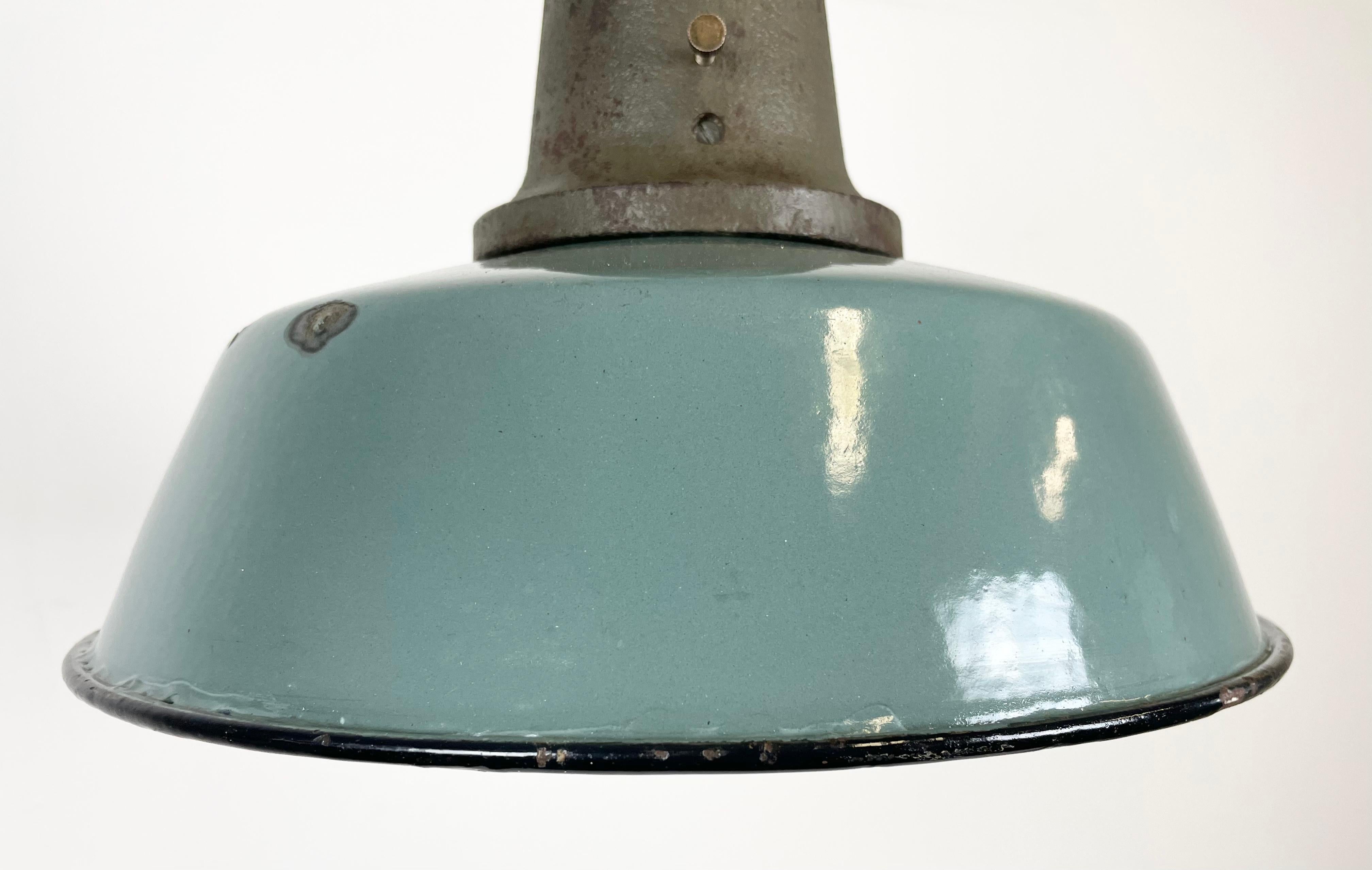 Industrielle Petrol-Emaille-Fabriklampe mit gusseiserner Platte, 1960er Jahre (Gegossen) im Angebot