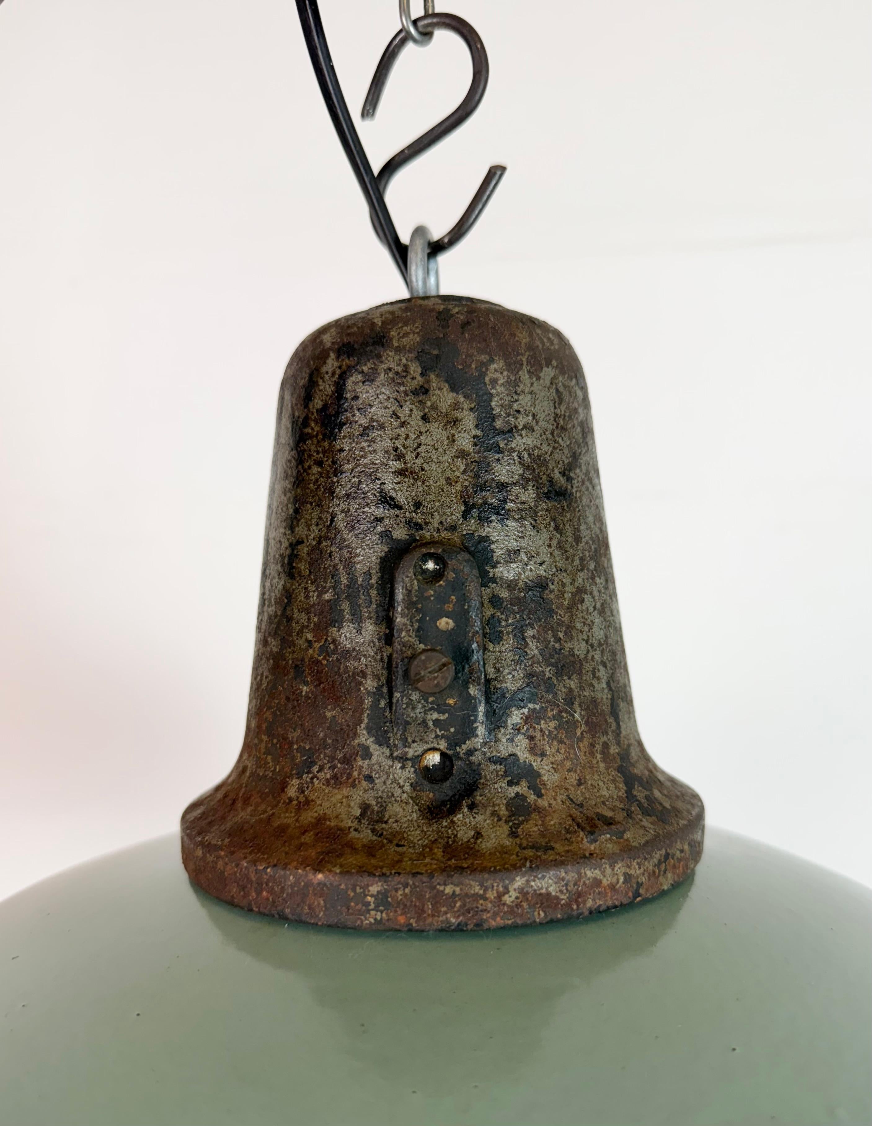 Lámpara industrial de fábrica de esmalte de petróleo con tapa de hierro fundido, años 60 Polaco en venta