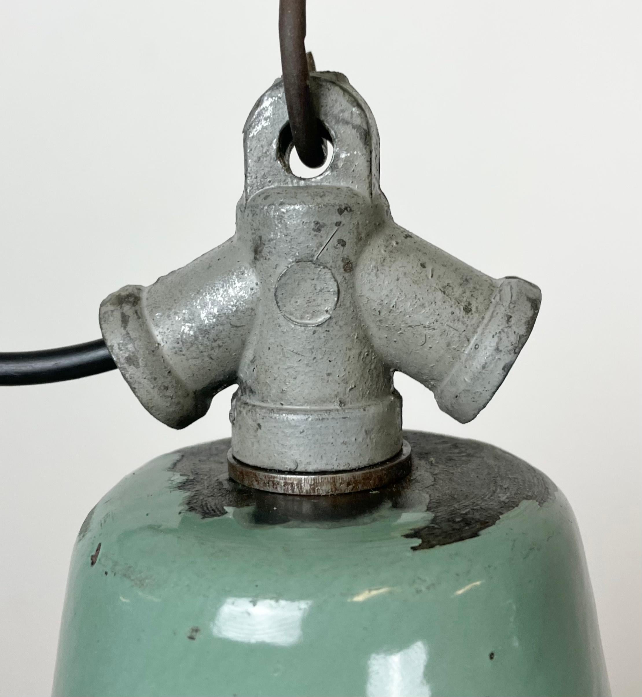Industrielle Petrol-Emaille-Fabriklampe mit gusseiserner Platte, 1960er Jahre im Zustand „Gut“ in Kojetice, CZ