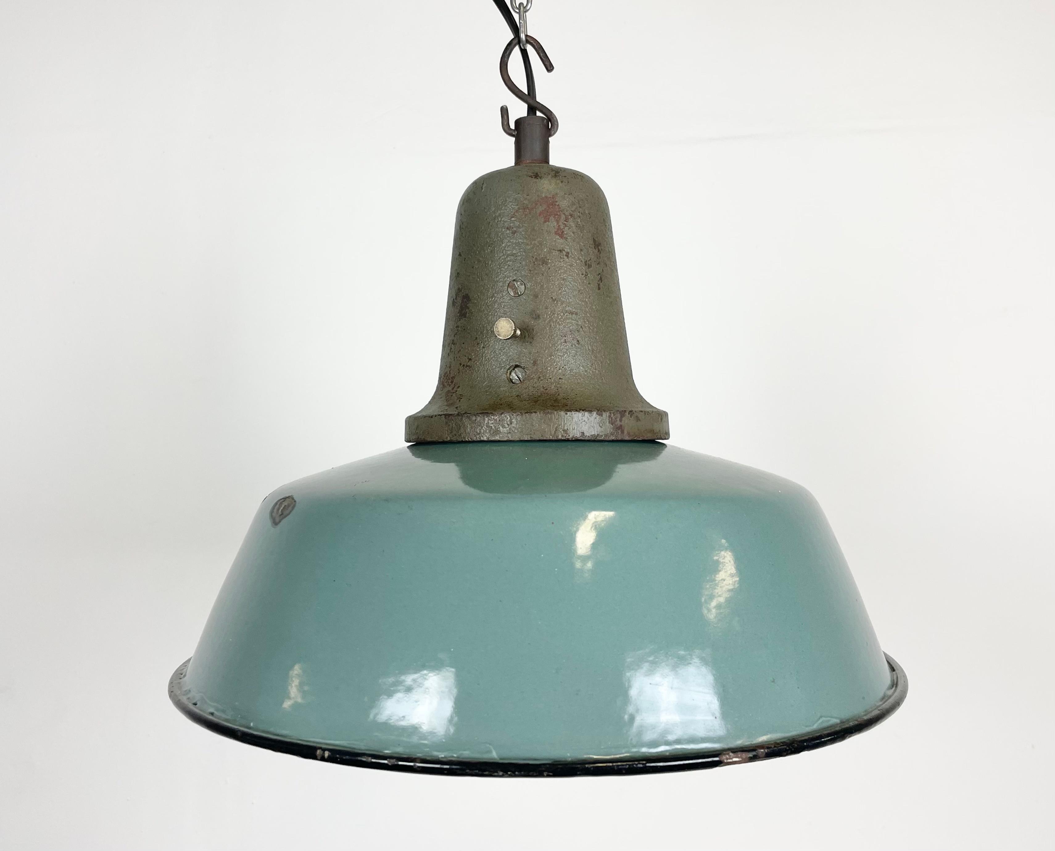 Industrielle Petrol-Emaille-Fabriklampe mit gusseiserner Platte, 1960er Jahre im Zustand „Gut“ im Angebot in Kojetice, CZ