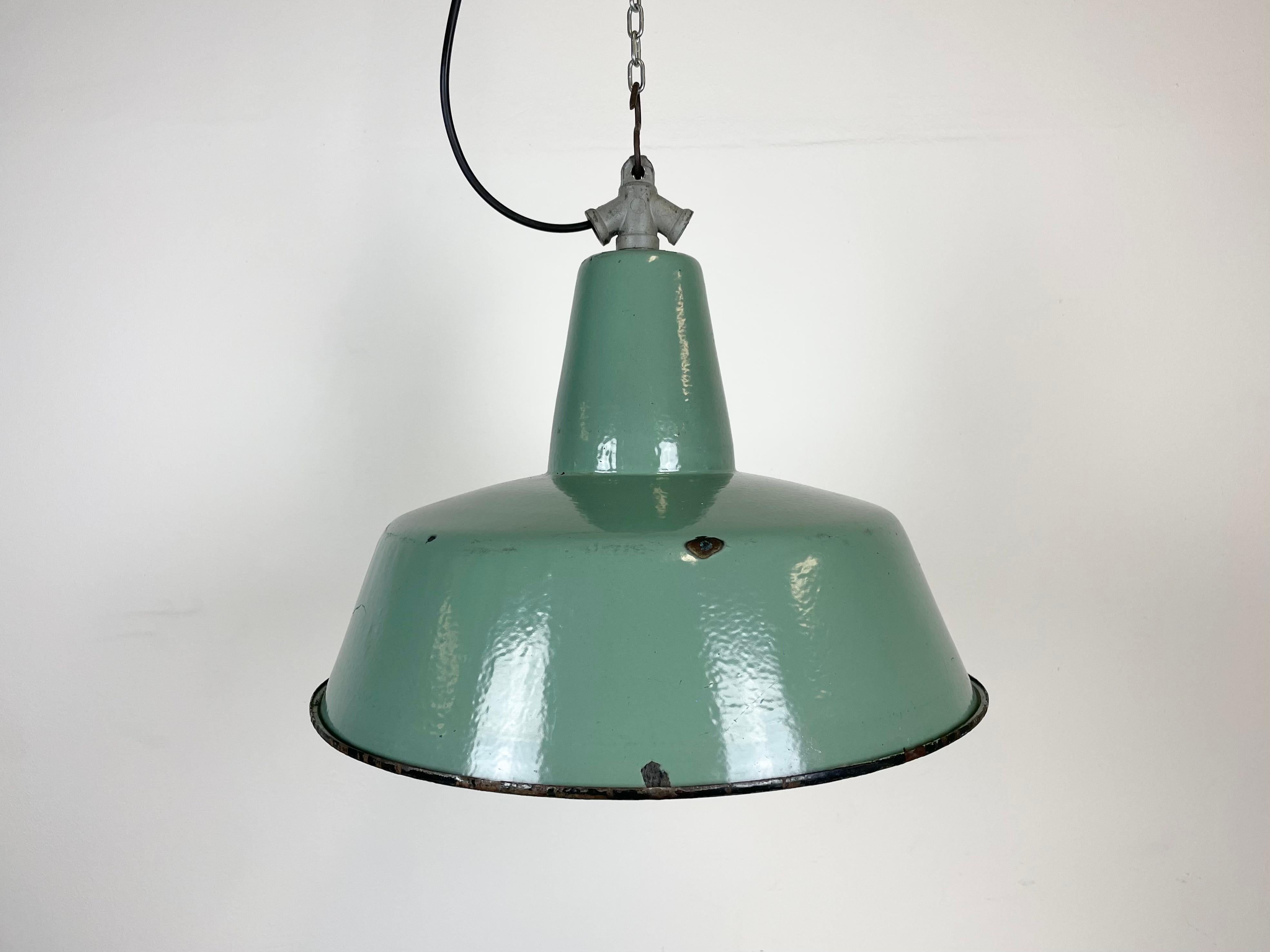 Industrielle Petrol-Emaille-Fabriklampe mit gusseiserner Platte, 1960er Jahre (20. Jahrhundert)