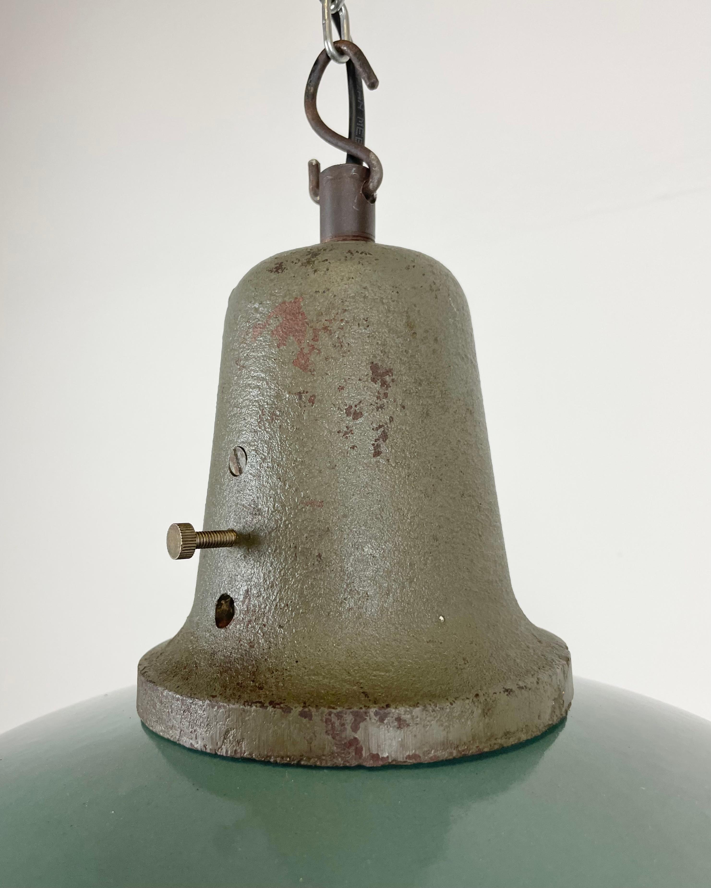 Industrielle Petrol-Emaille-Fabriklampe mit gusseiserner Platte, 1960er Jahre (20. Jahrhundert) im Angebot