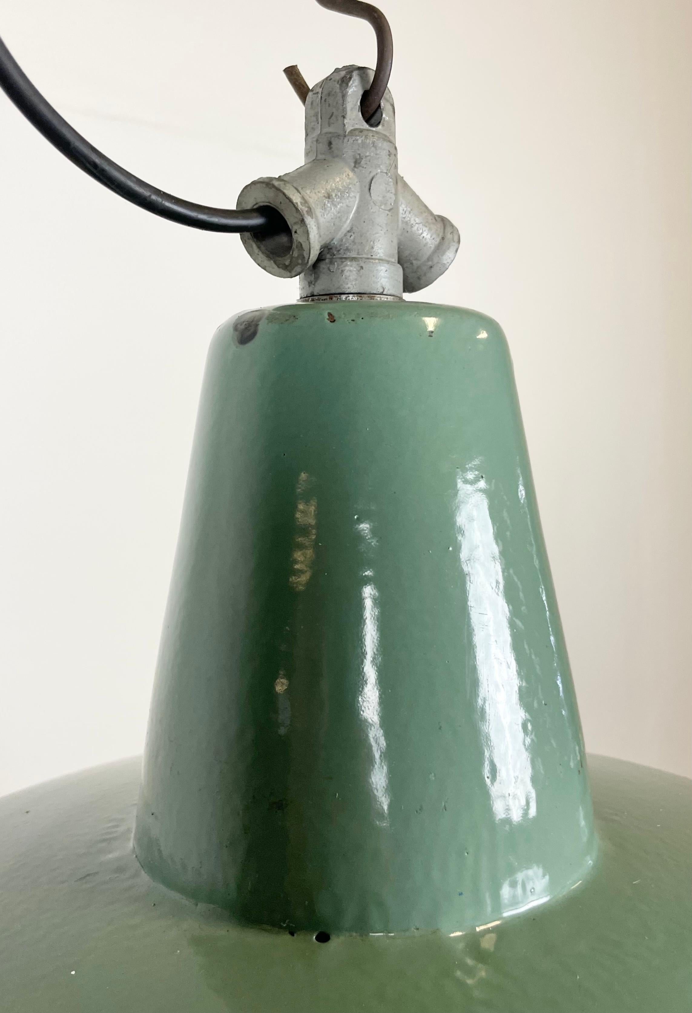 Industrielle Petrol-Emaille-Fabriklampe mit gusseiserner Platte, 1960er Jahre 1