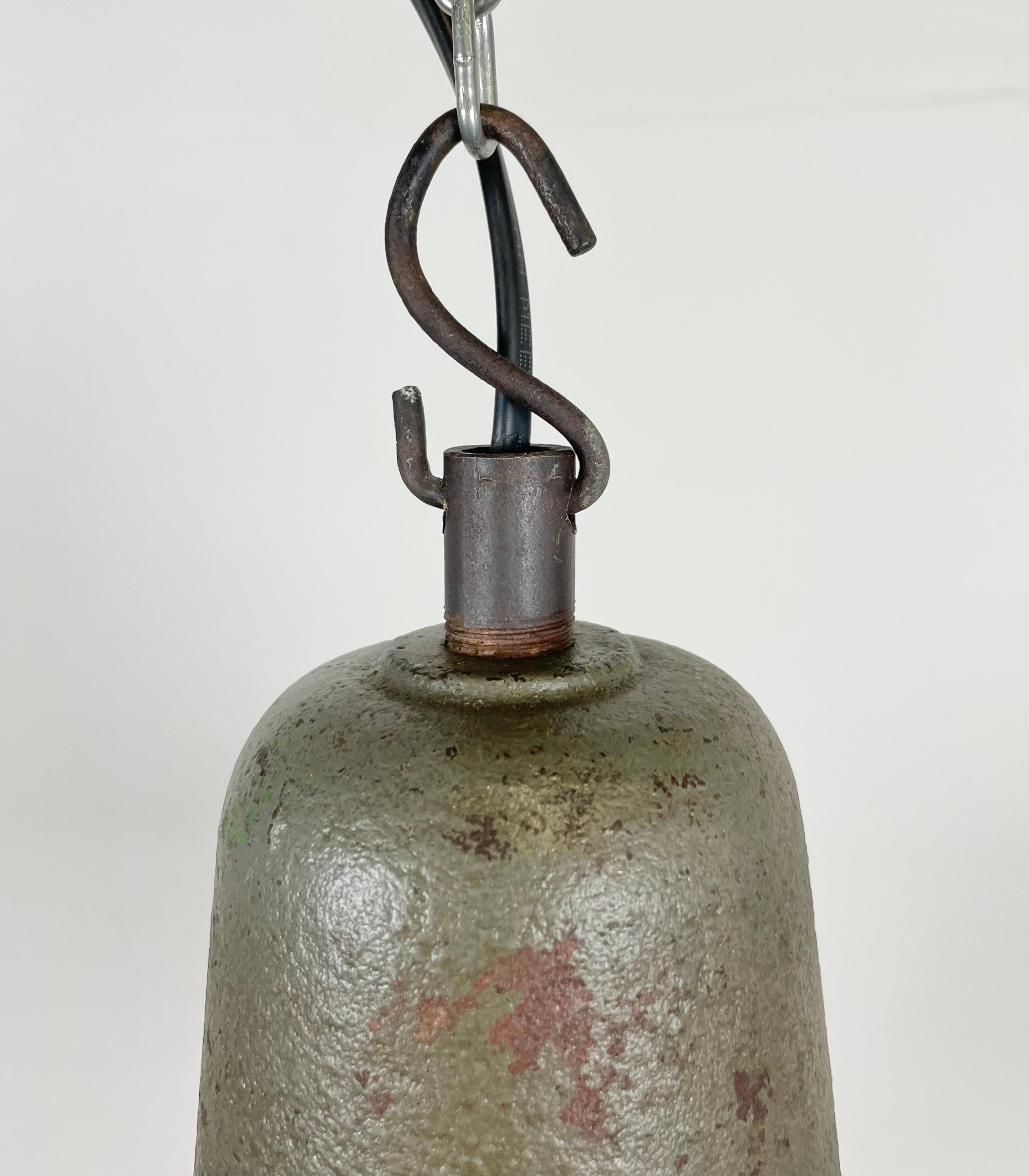 Industrielle Petrol-Emaille-Fabriklampe mit gusseiserner Platte, 1960er Jahre im Angebot 1