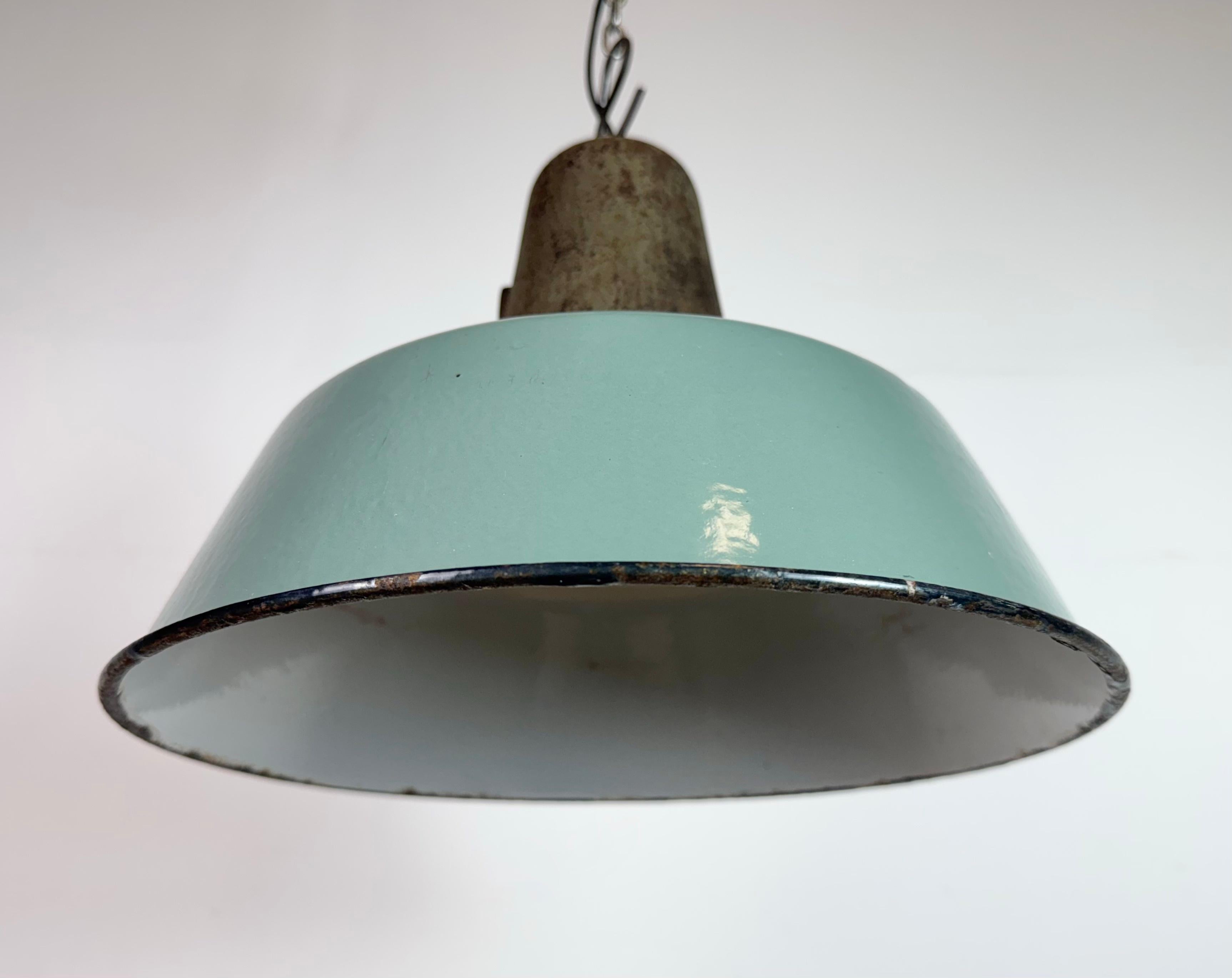 Polacco Lampada industriale da fabbrica in smalto petrolio con piano in ghisa, anni '60 in vendita