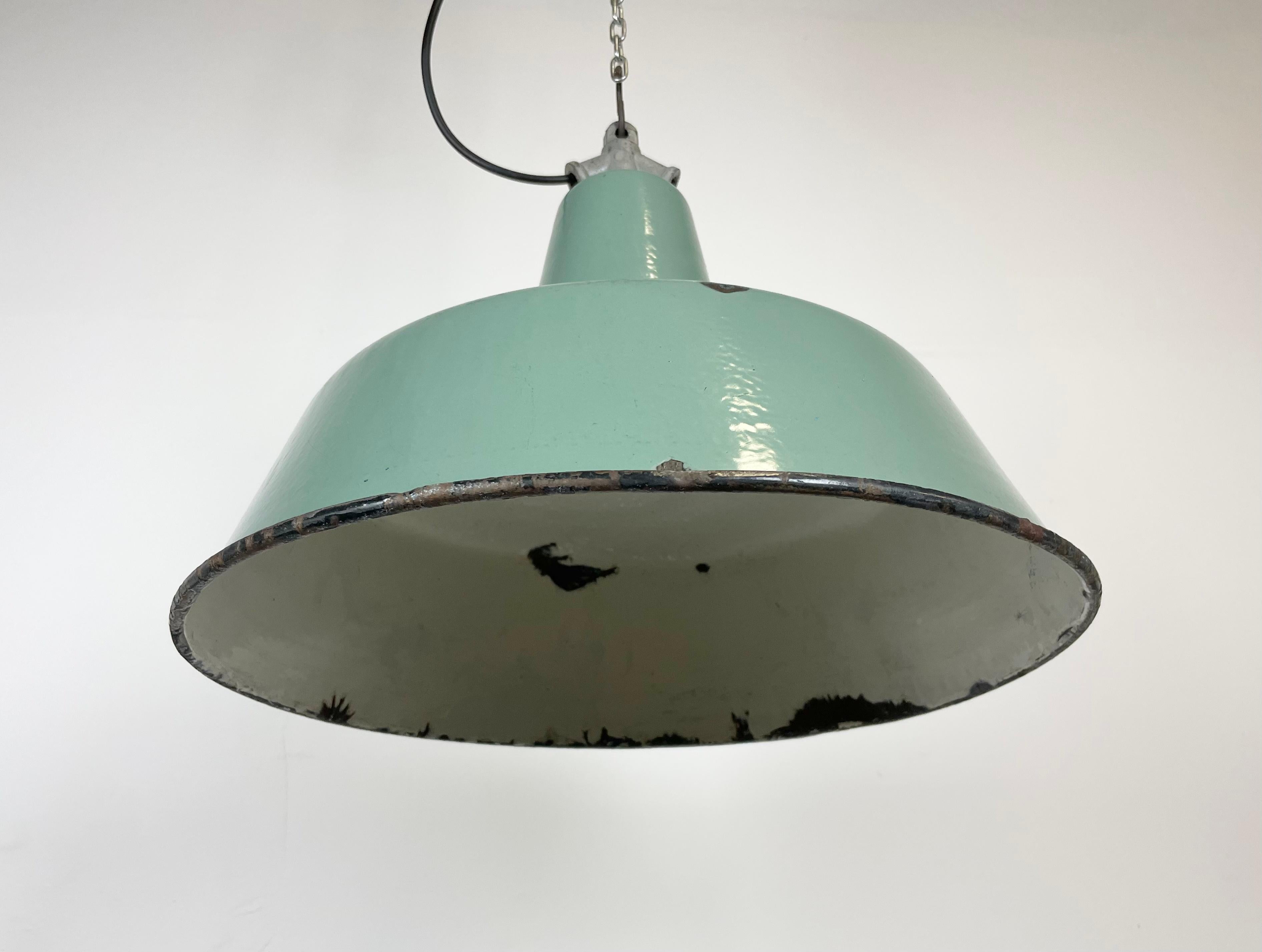Industrielle Petrol-Emaille-Fabriklampe mit gusseiserner Platte, 1960er Jahre 2