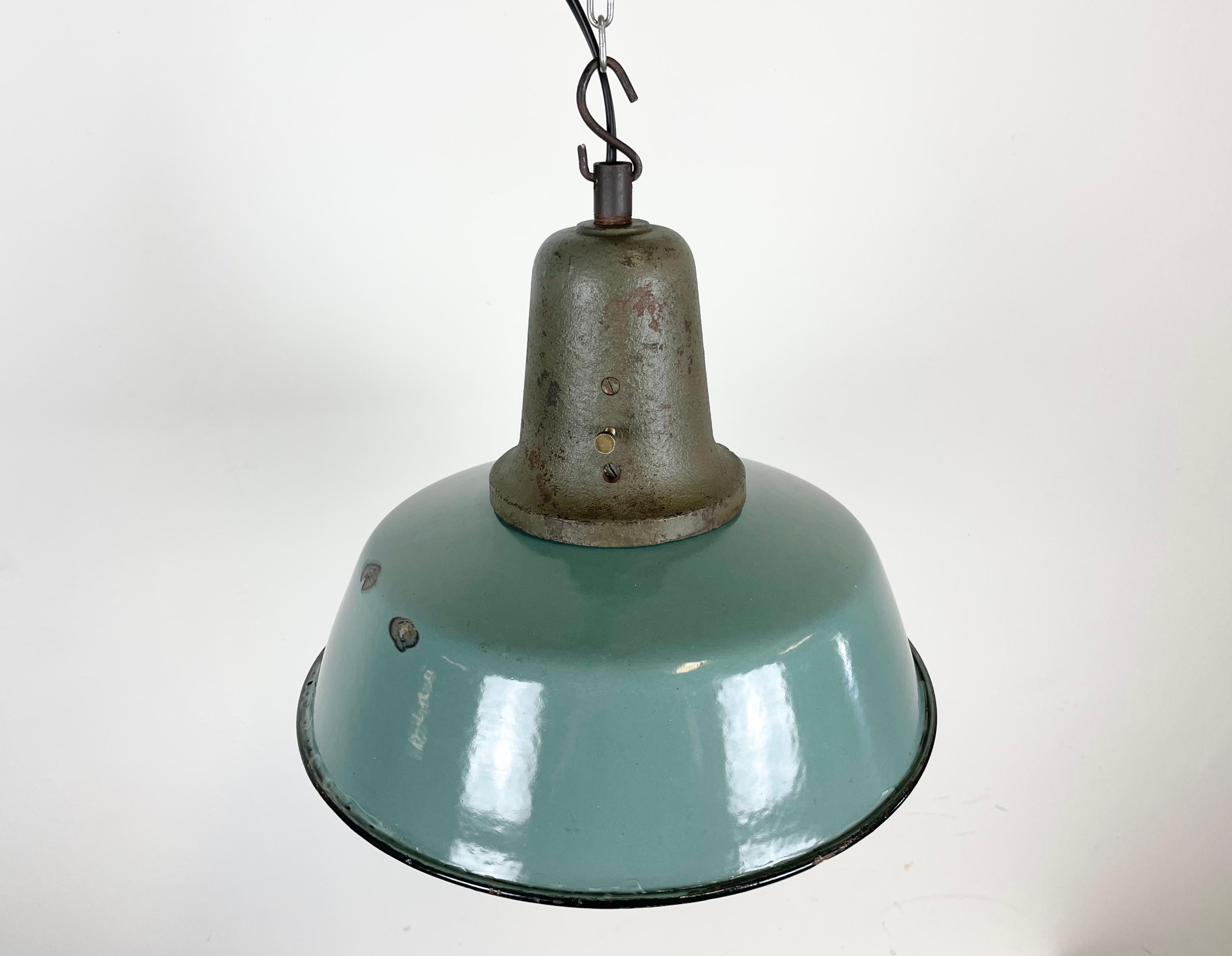 Industrielle Petrol-Emaille-Fabriklampe mit gusseiserner Platte, 1960er Jahre im Angebot 2