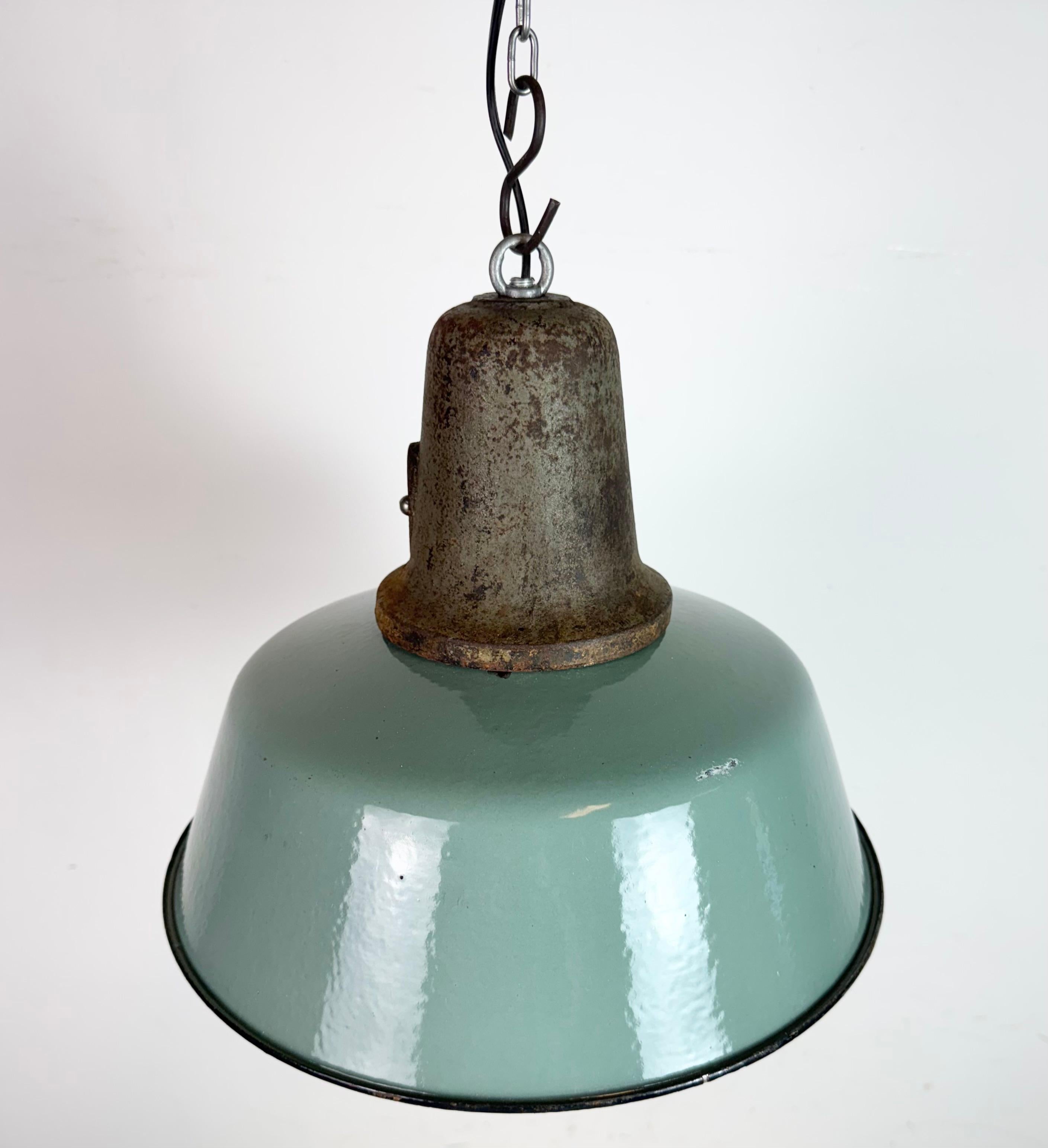 Calco Lampada industriale da fabbrica in smalto petrolio con piano in ghisa, anni '60 in vendita