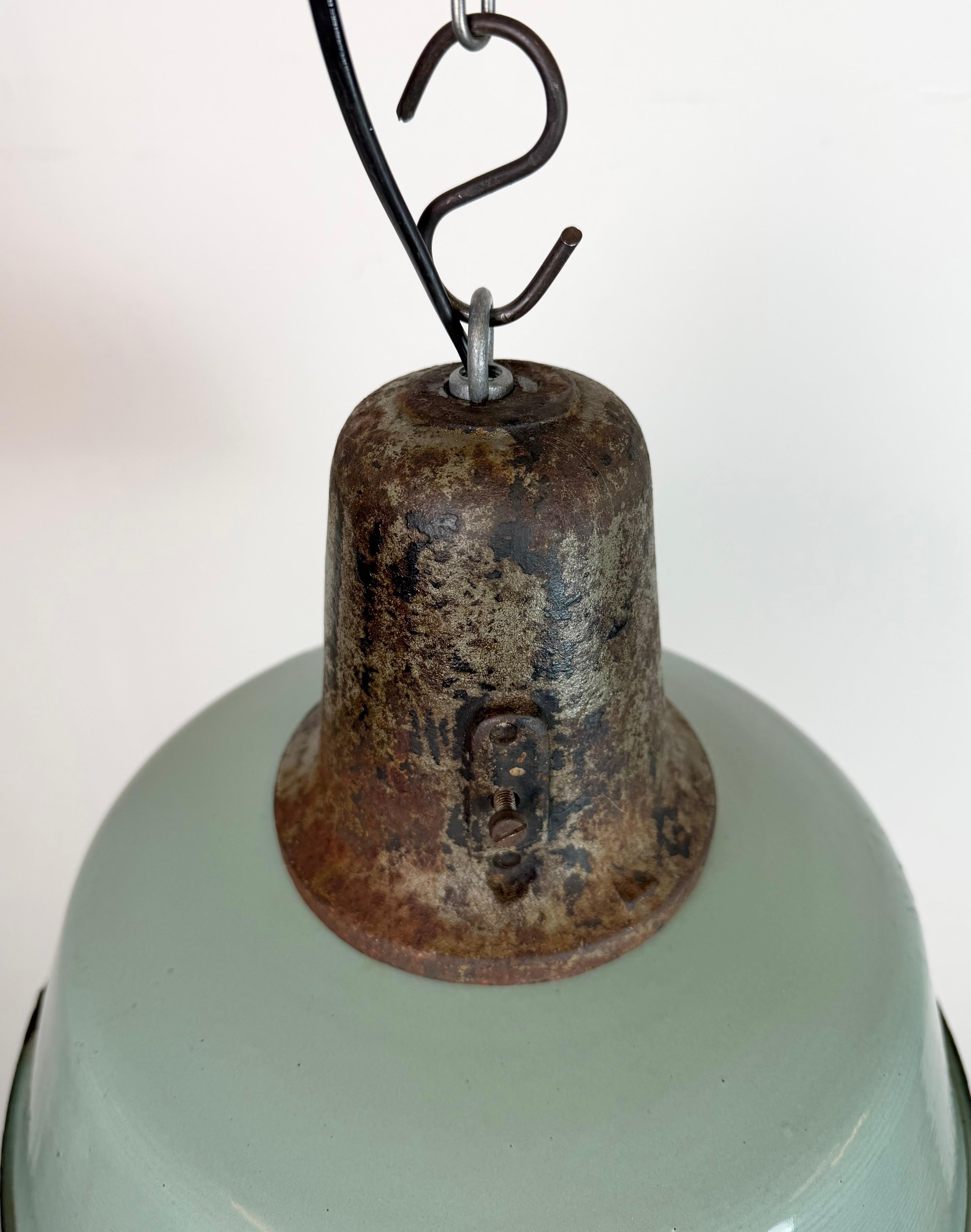 Lámpara industrial de fábrica de esmalte de petróleo con tapa de hierro fundido, años 60 Esmalte en venta