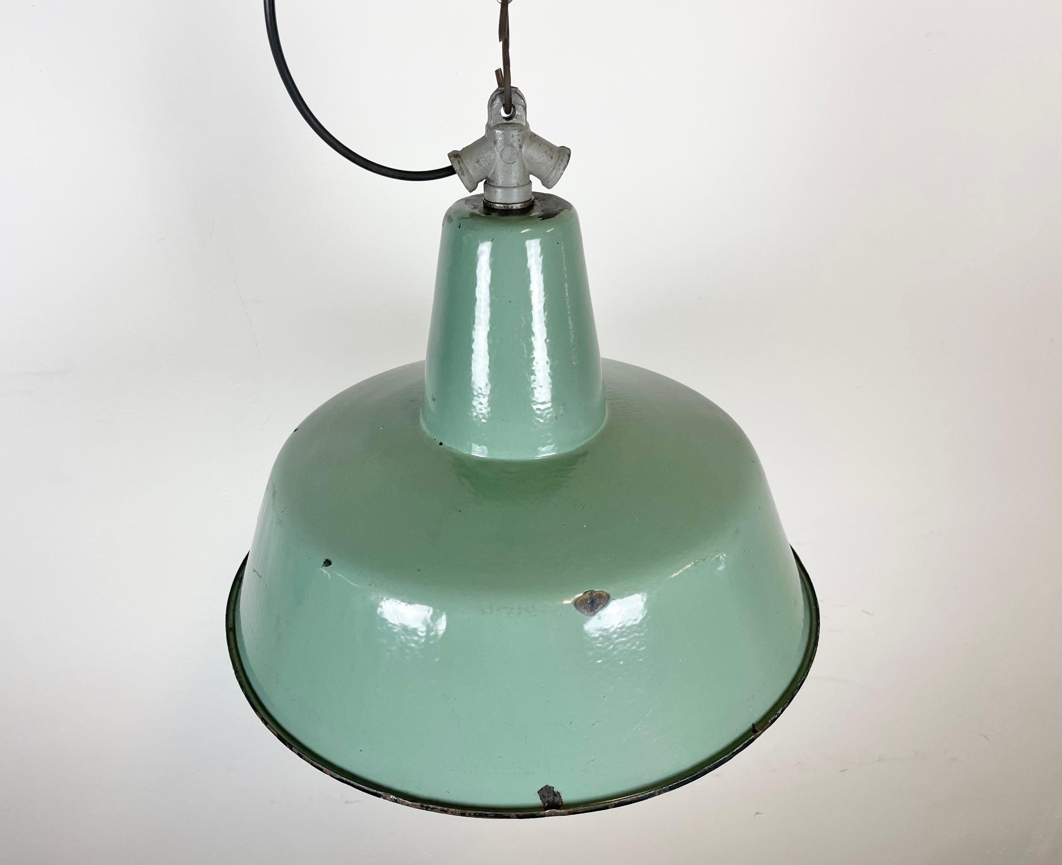 Industrielle Petrol-Emaille-Fabriklampe mit gusseiserner Platte, 1960er Jahre 3
