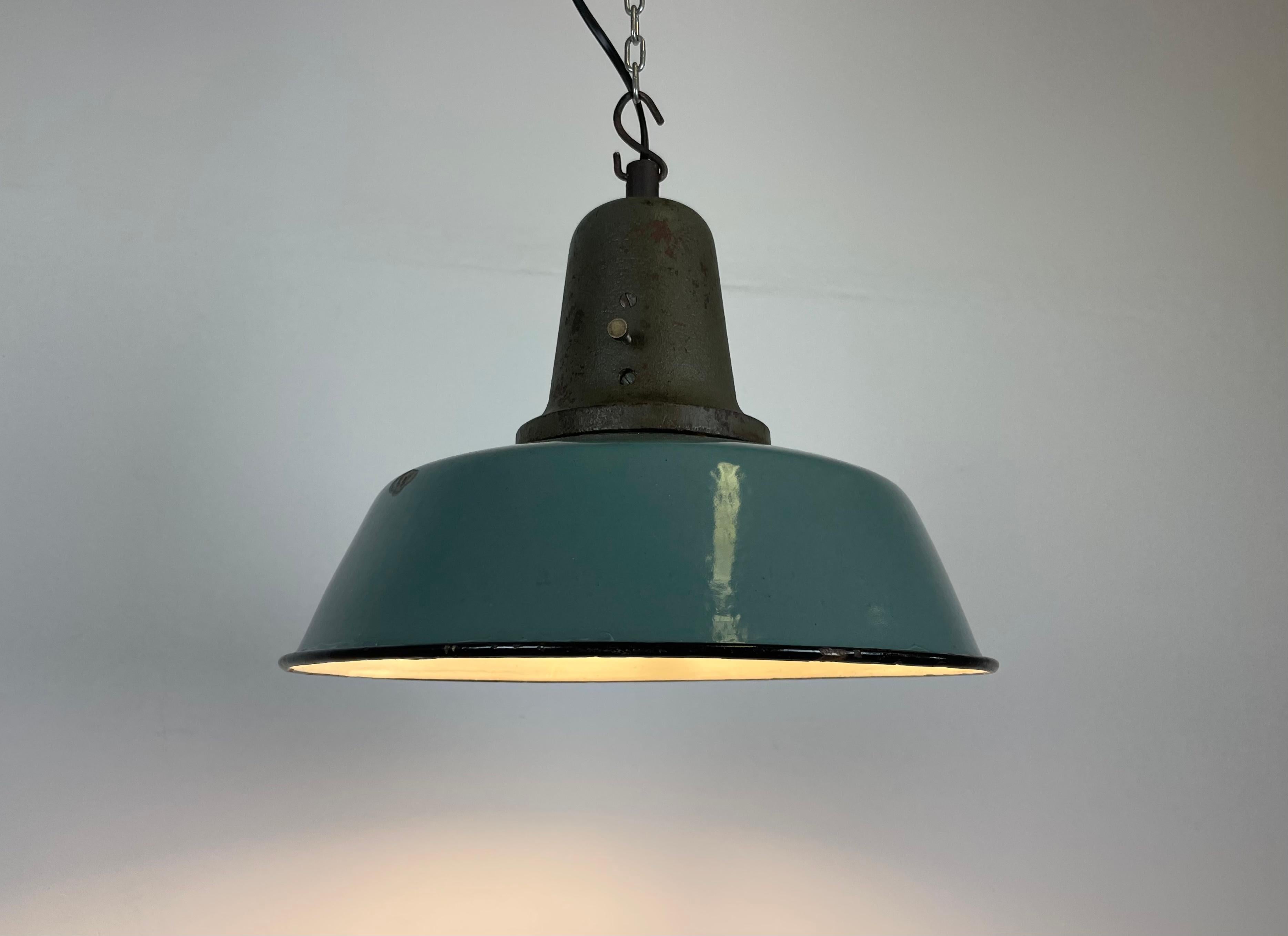 Industrielle Petrol-Emaille-Fabriklampe mit gusseiserner Platte, 1960er Jahre im Angebot 3