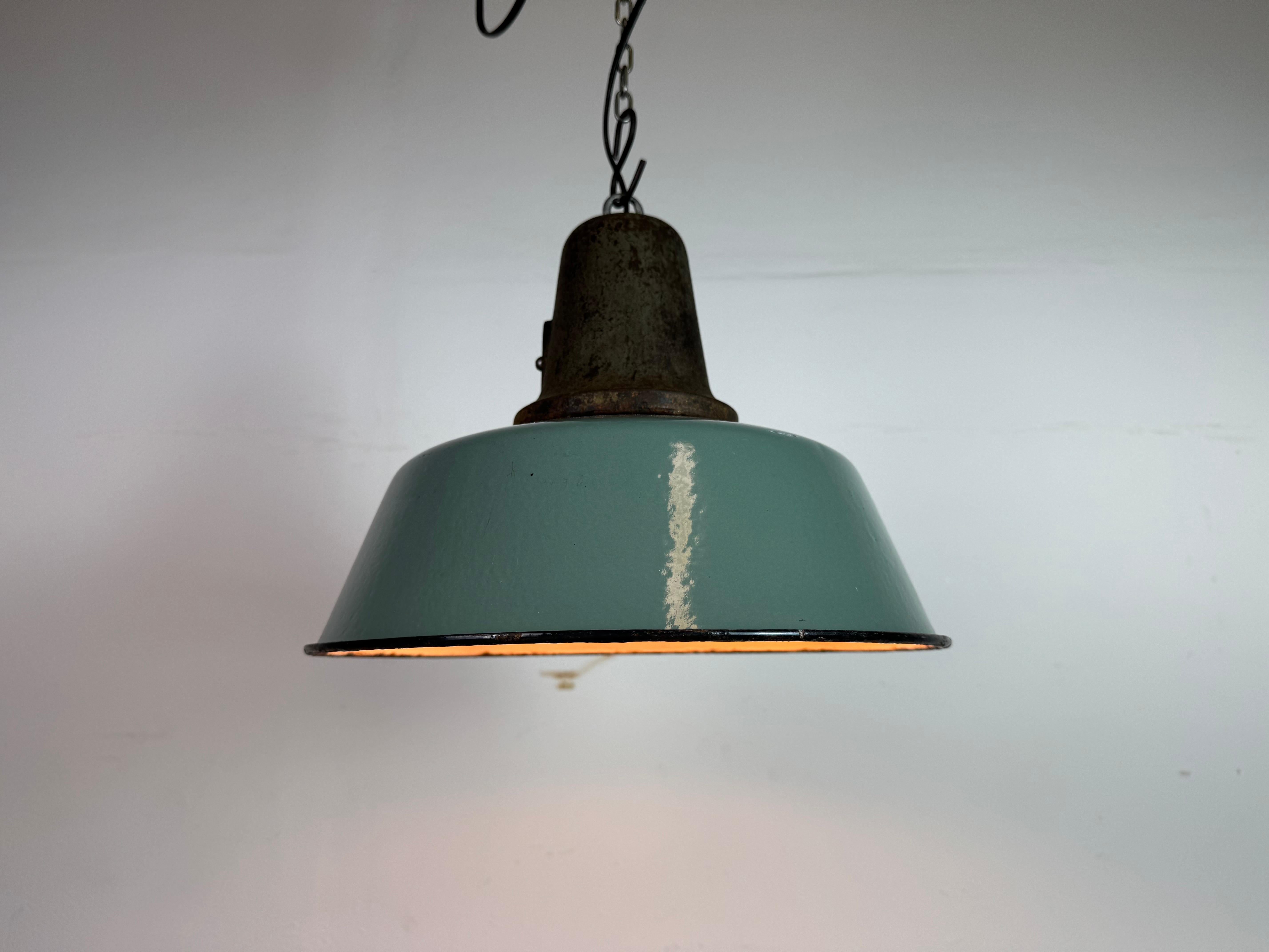 Lampada industriale da fabbrica in smalto petrolio con piano in ghisa, anni '60 In condizioni buone in vendita a Kojetice, CZ