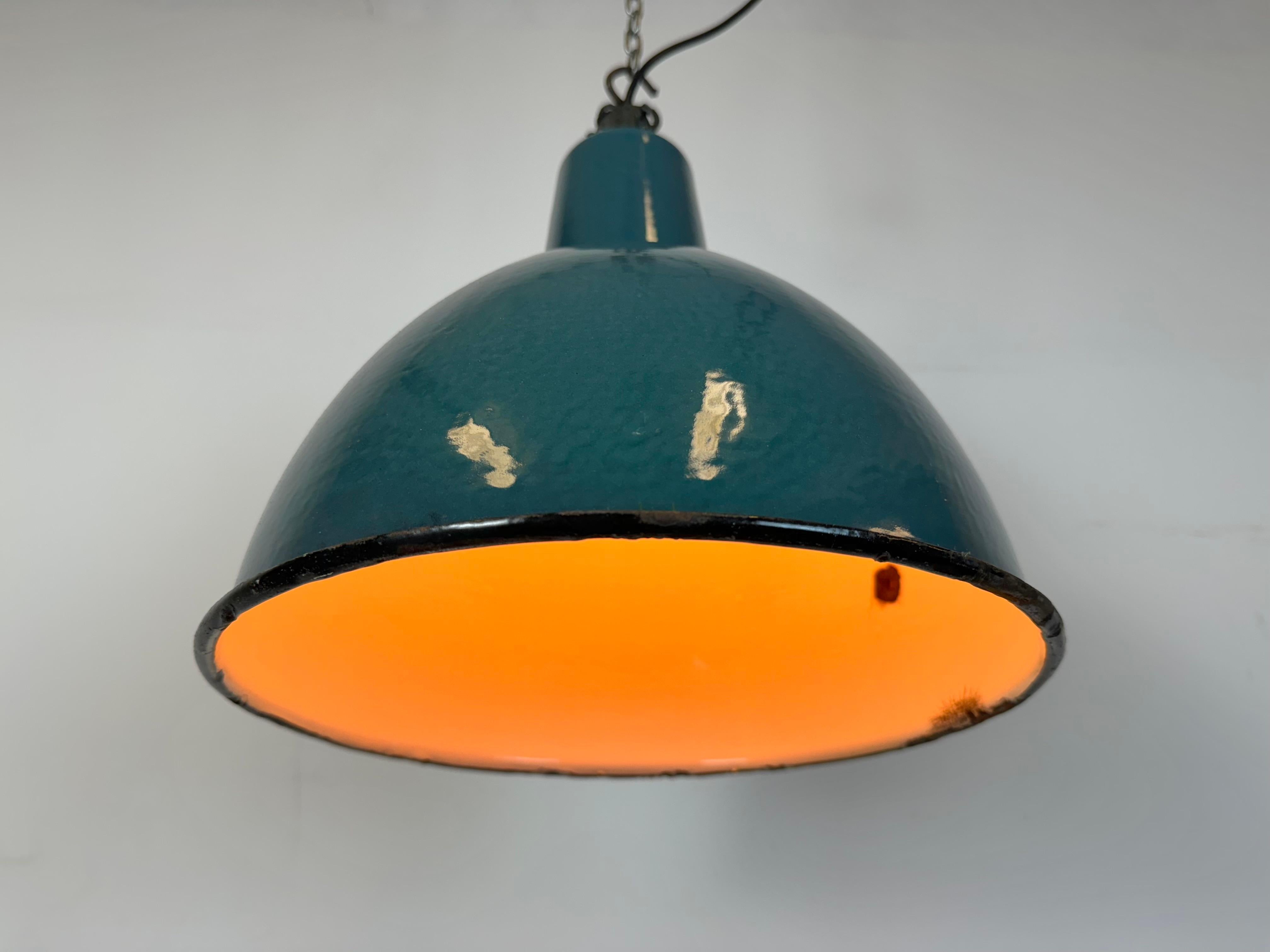 Lampada a sospensione industriale a smalto Petrol Factory, anni '60 in vendita 3