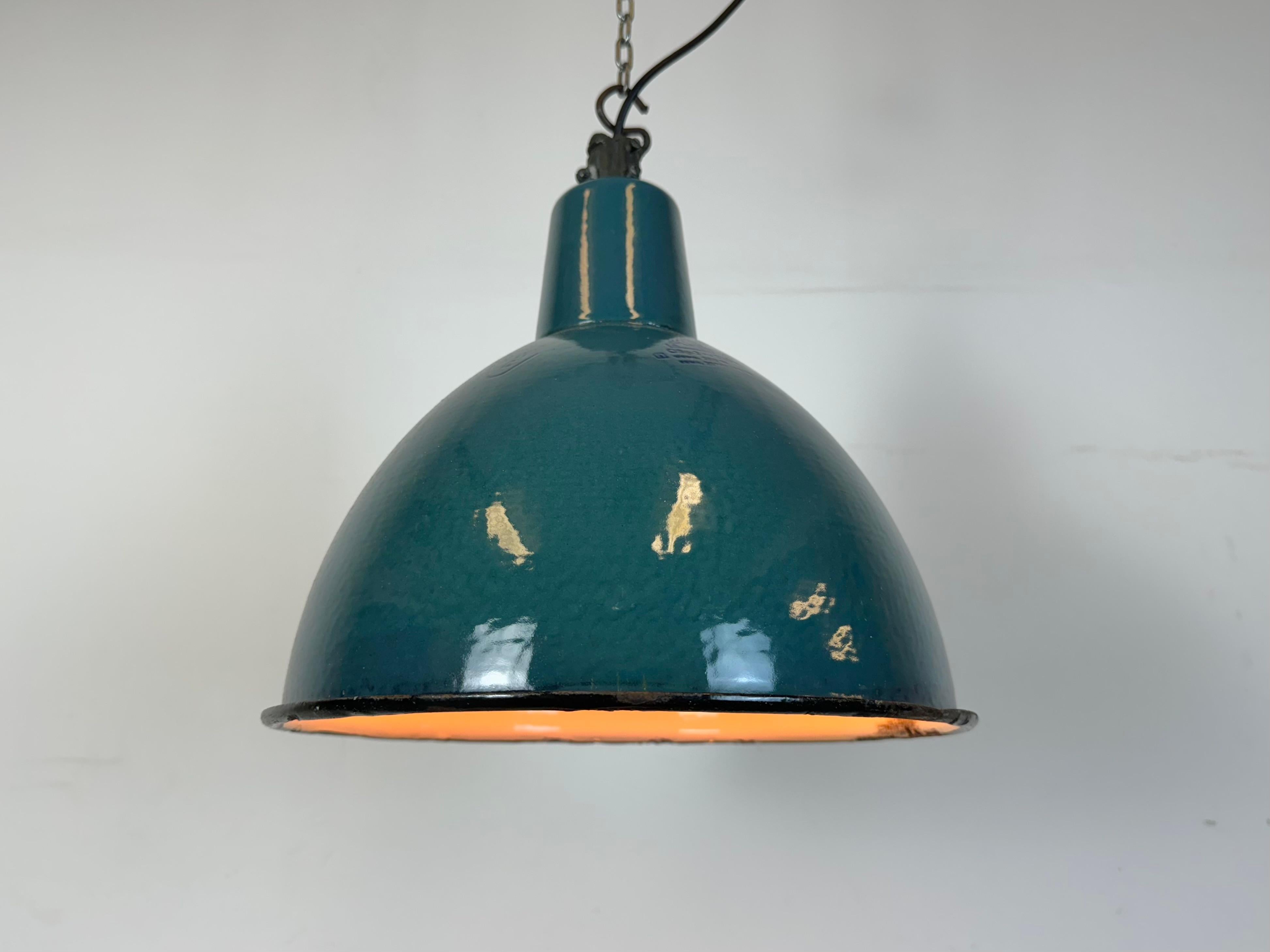 Lampada a sospensione industriale a smalto Petrol Factory, anni '60 in vendita 4