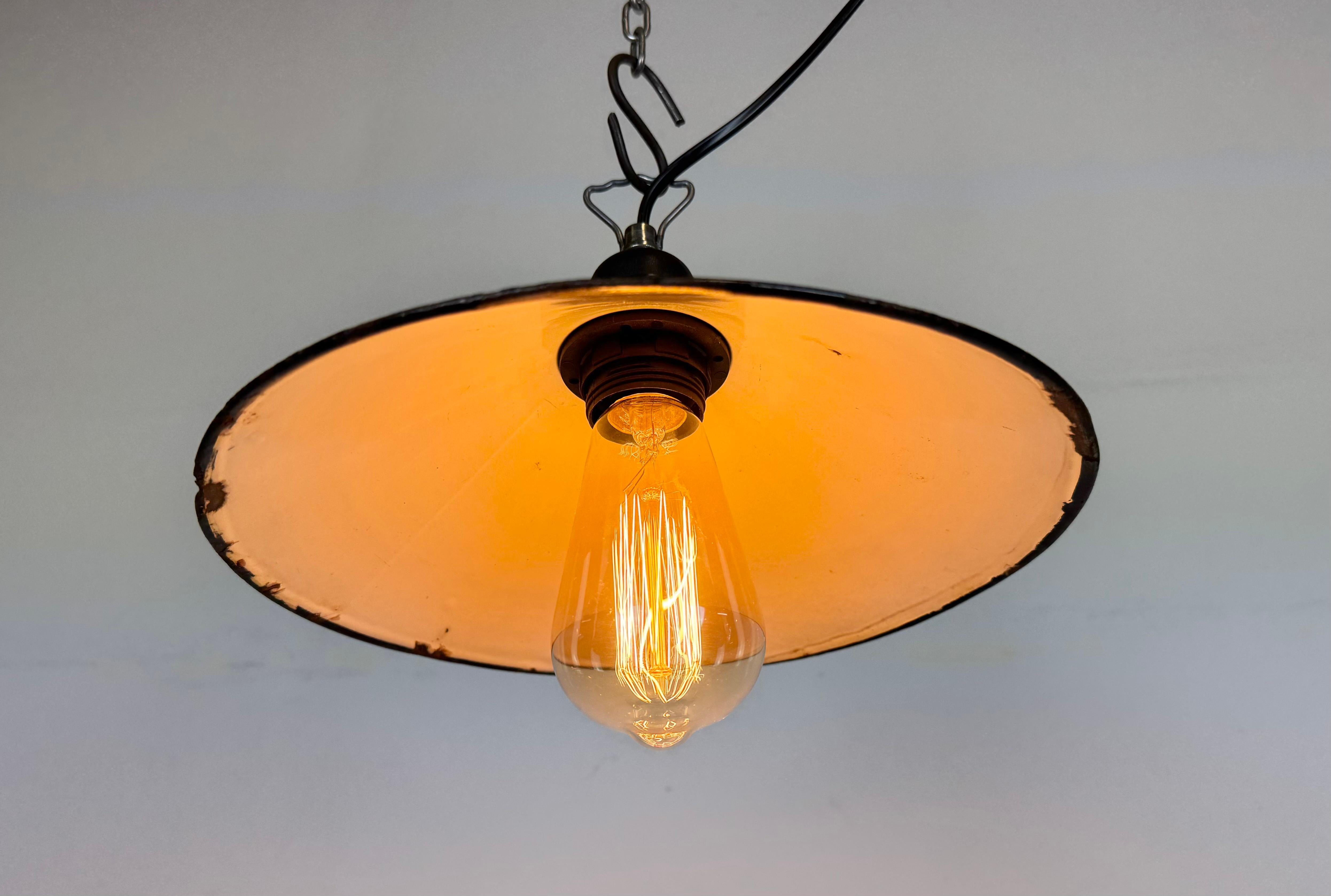 Lampada a sospensione industriale a smalto Petrol Factory, anni '60 in vendita 5