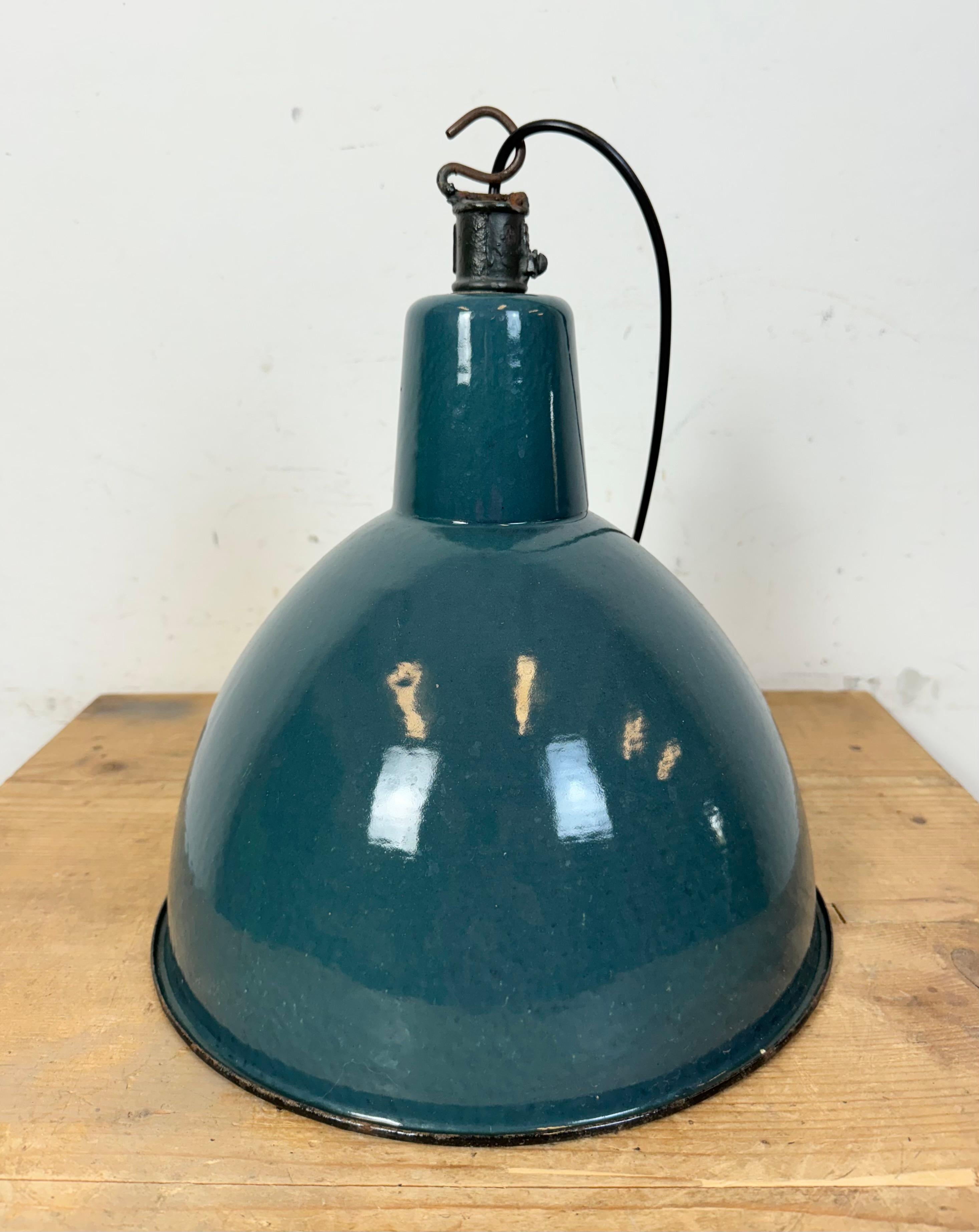 Lampada a sospensione industriale a smalto Petrol Factory, anni '60 in vendita 6