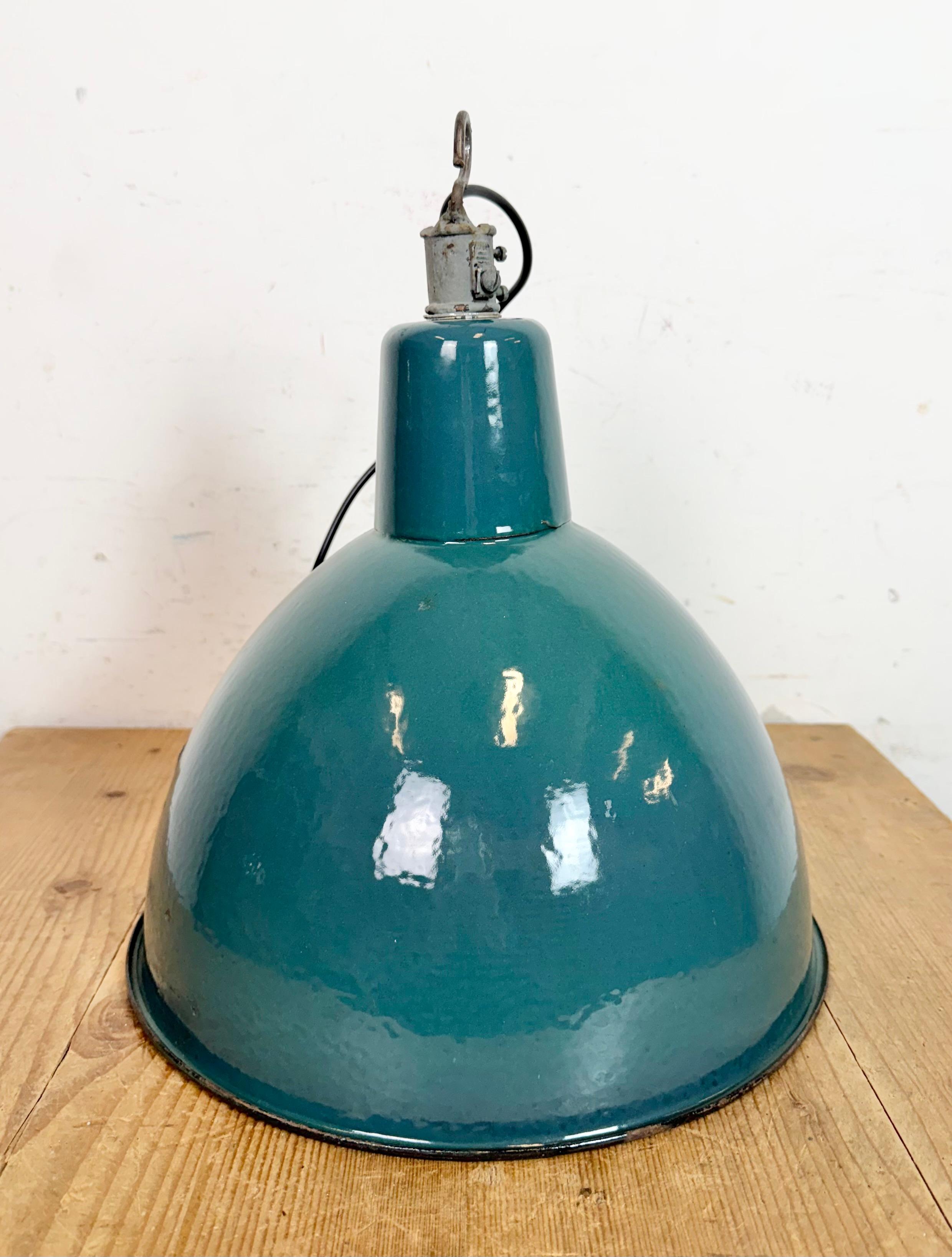 Lampada a sospensione industriale a smalto Petrol Factory, anni '60 in vendita 8