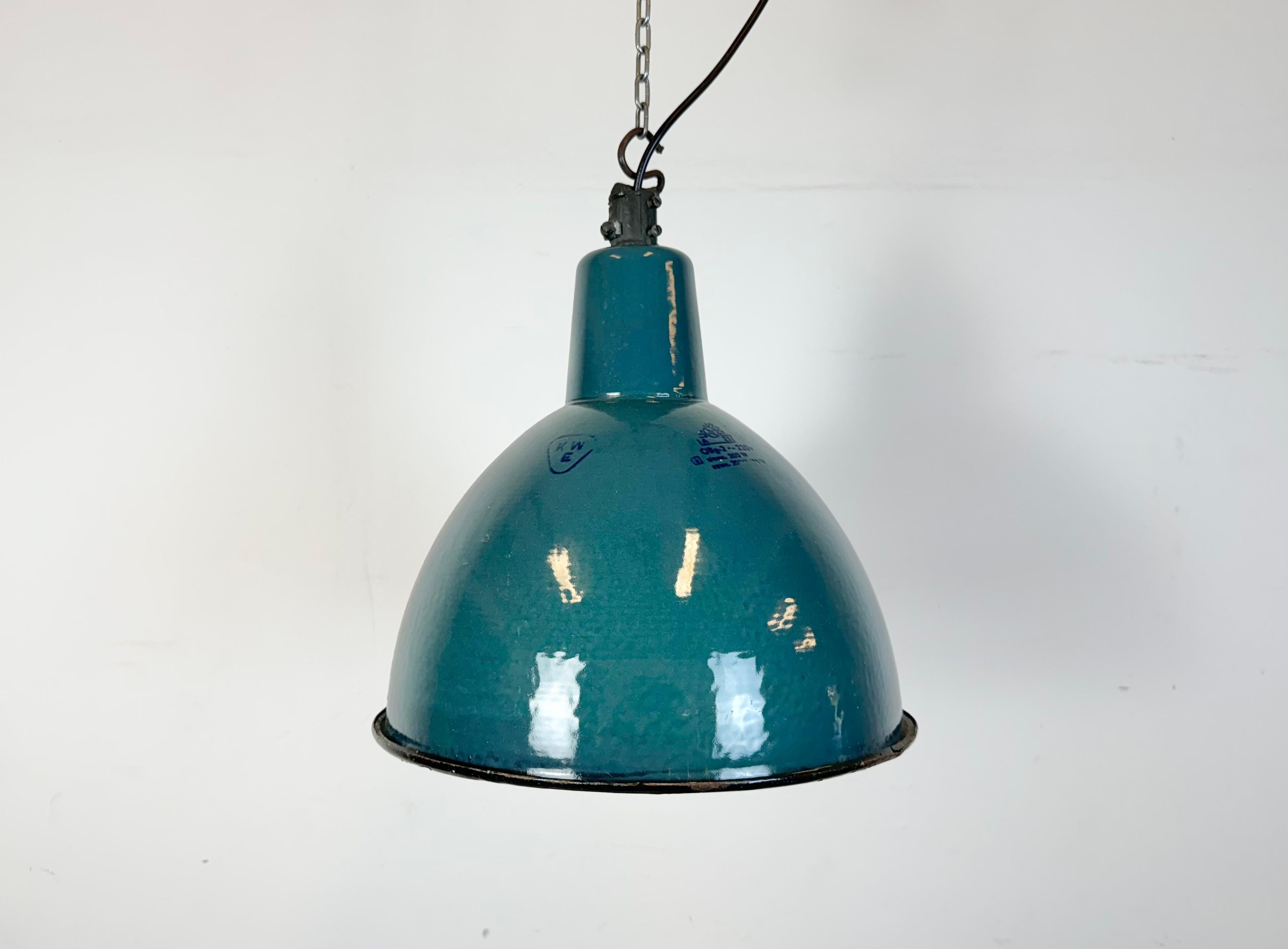 Lampada a sospensione industriale in smalto verde realizzata dalla fabbrica A23 di Wilkasy in Polonia negli anni '60. Smalto bianco all'interno del paralume. Top in ferro. L'attacco in porcellana richiede lampadine standard E 27/ E26. Un nuovo cavo.