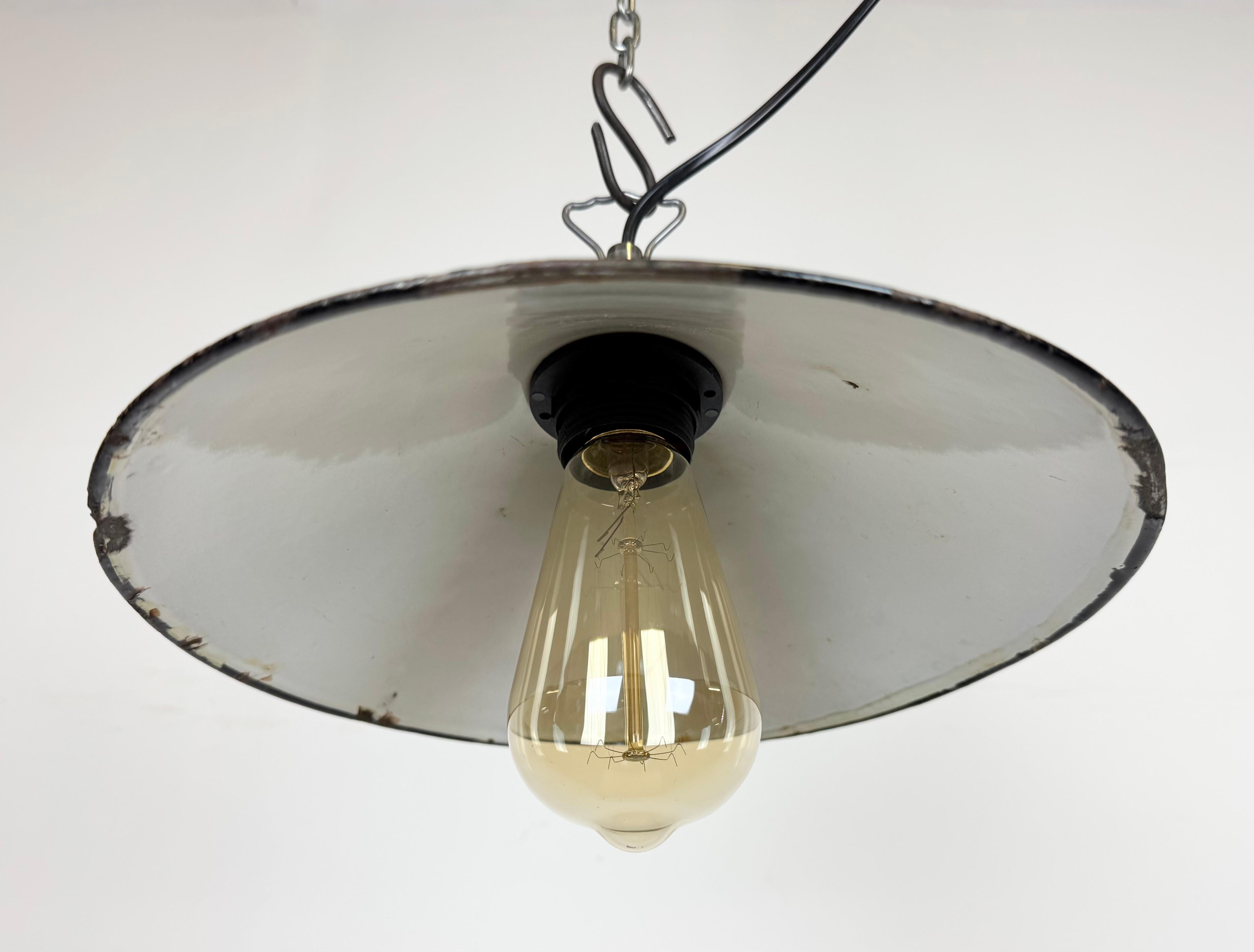 Polacco Lampada a sospensione industriale a smalto Petrol Factory, anni '60 in vendita