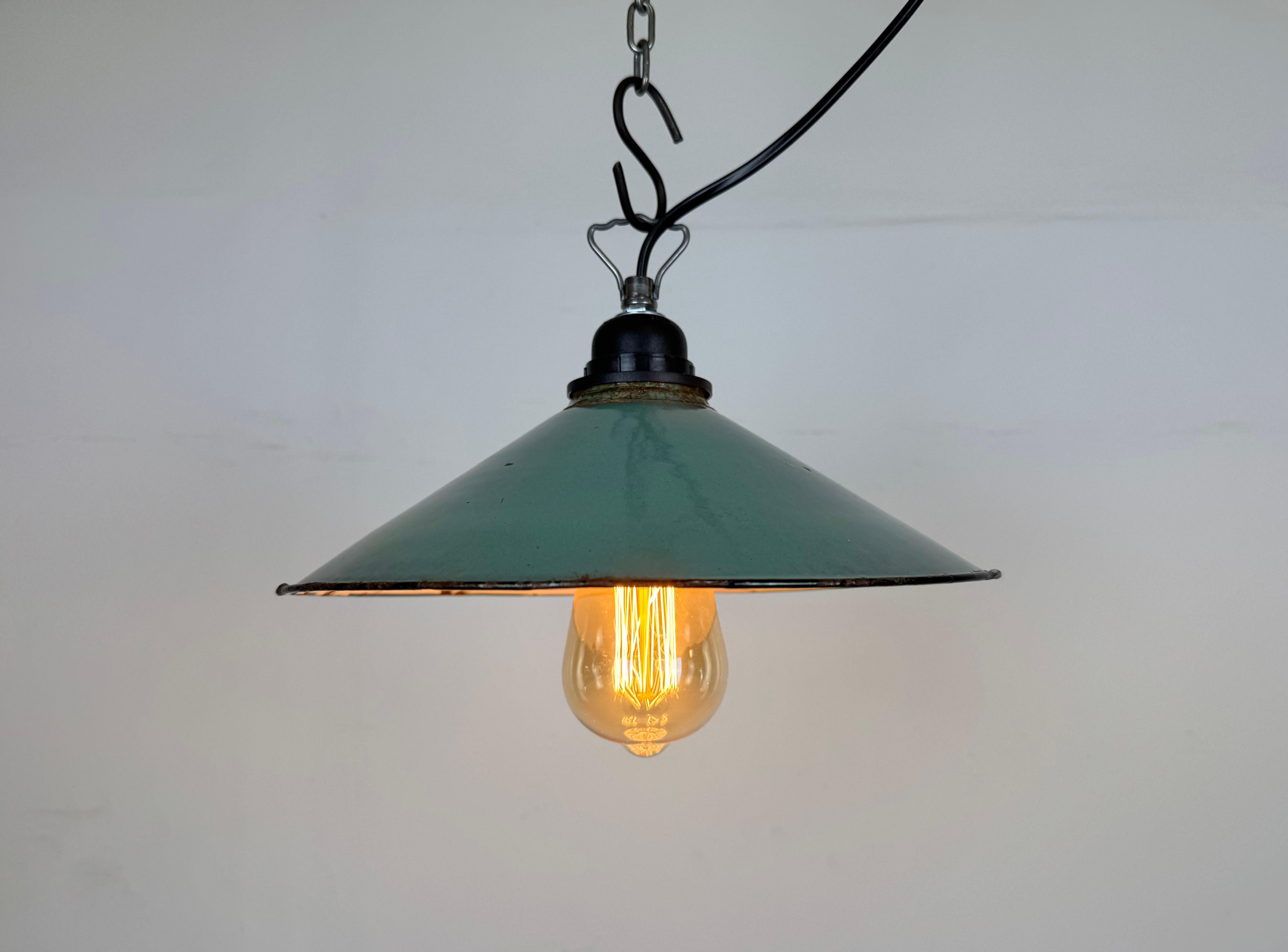 Smalto Lampada a sospensione industriale a smalto Petrol Factory, anni '60 in vendita