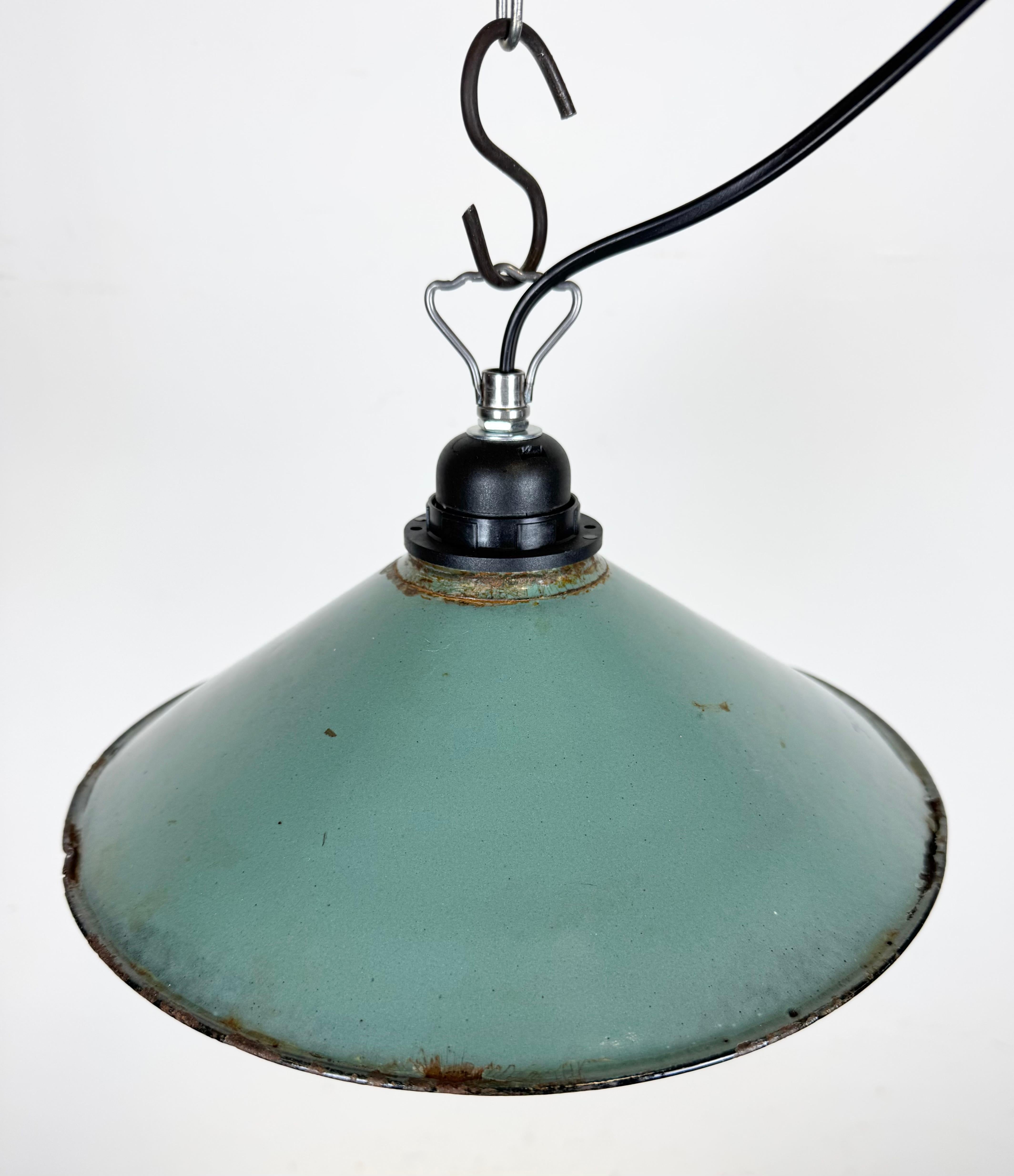 Lampada a sospensione industriale a smalto Petrol Factory, anni '60 in vendita 2