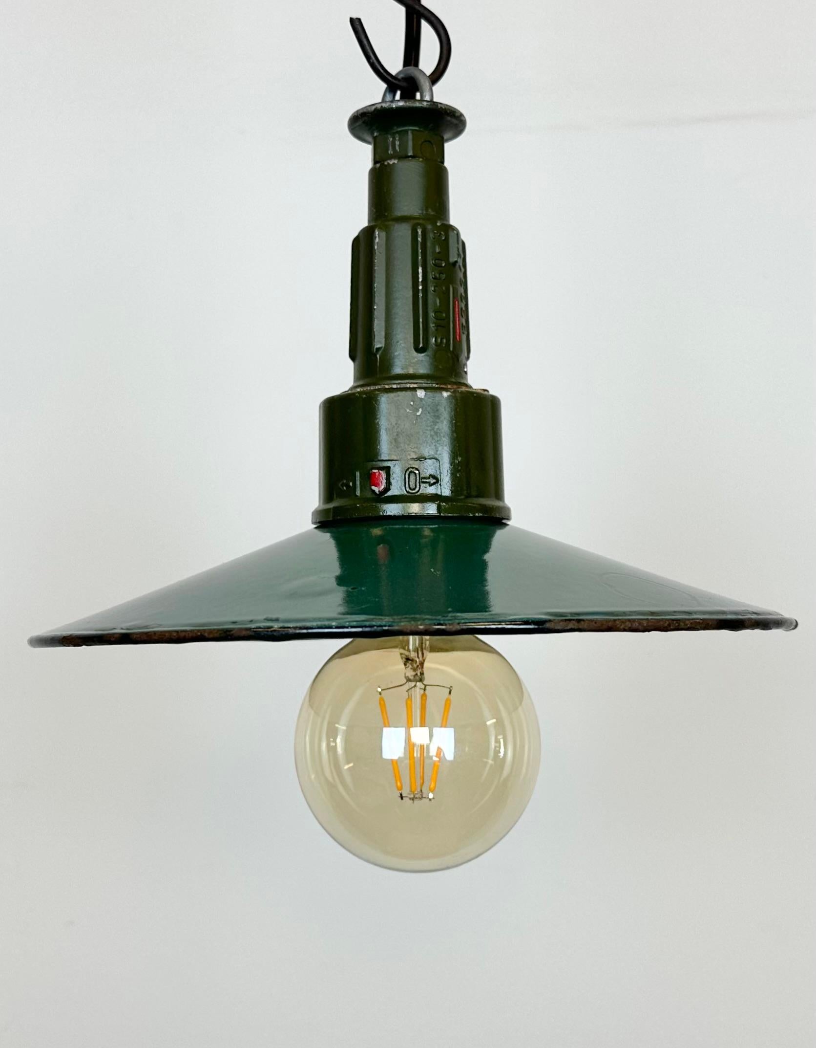 Industrial petrol enamel pendant light made in Poland during the 1960s. White enamel inside the shade. Green cast aluminium top. The socket requires standard E 27/ E26 light bulbs. New wire. The weight of the lamp is 0.5 kg.
The light bulb is not