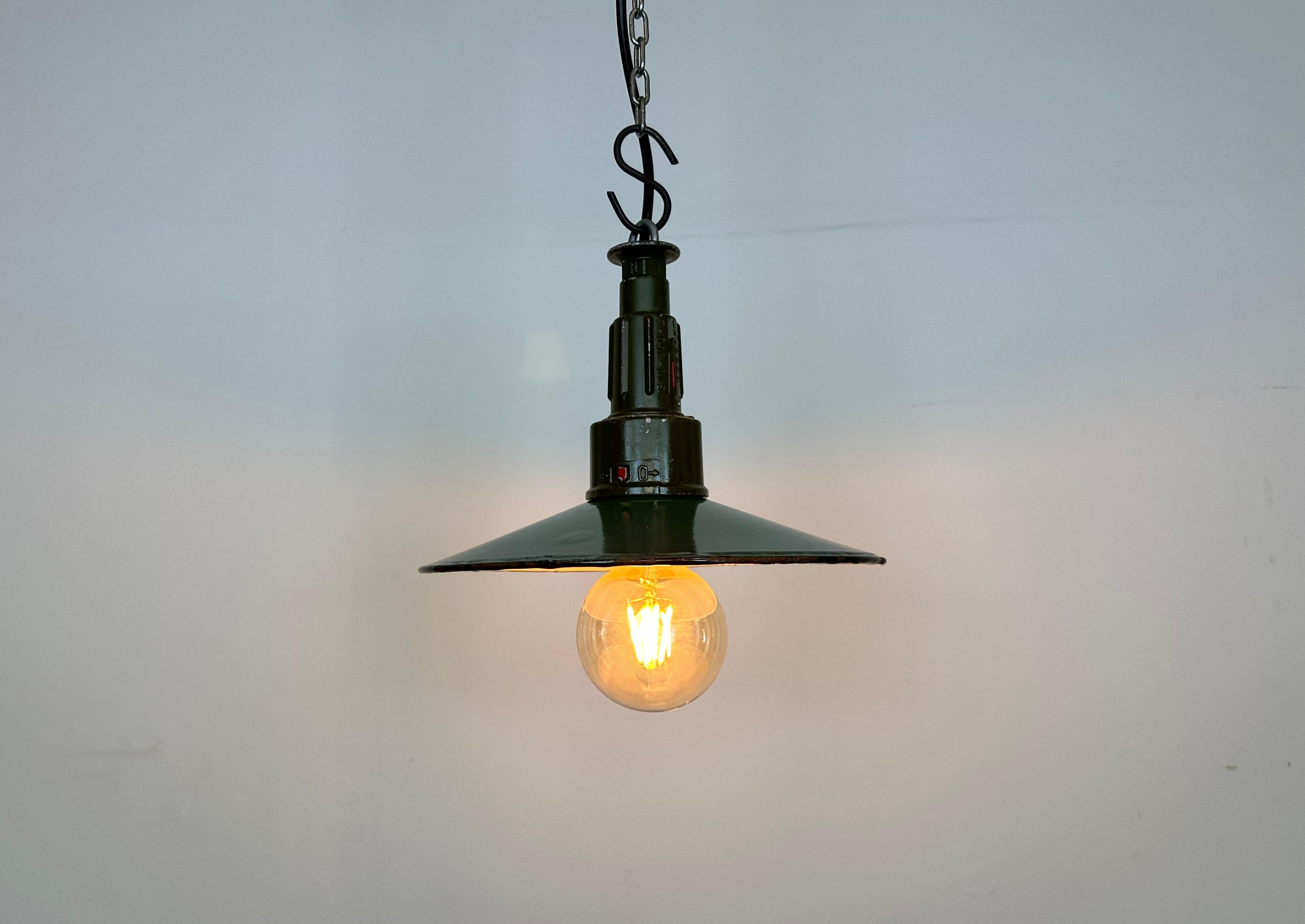 Industrial Petrol Enamel Military Pendant Lamp with Cast Aluminium Top, 1960s For Sale 2