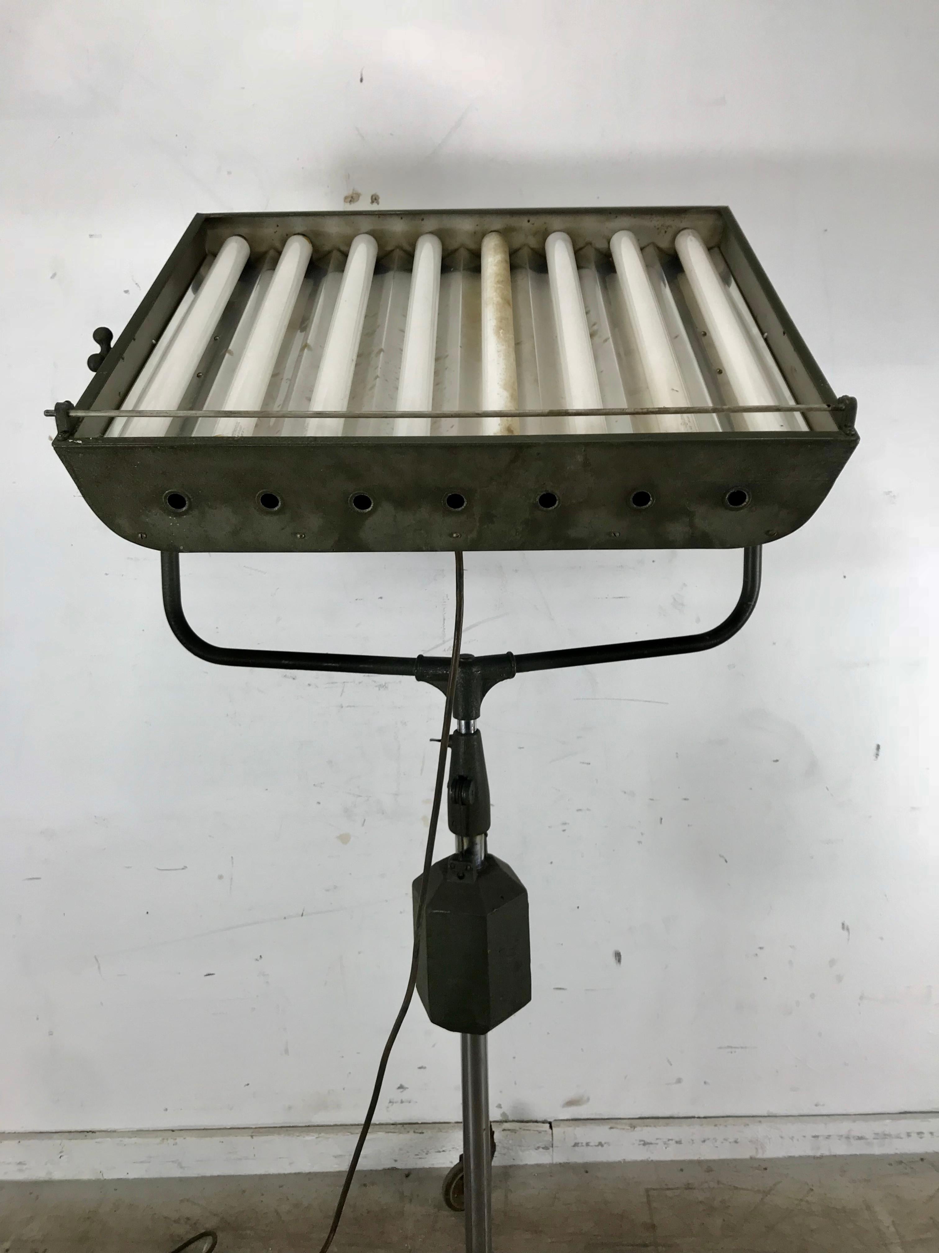 Industrielle verstellbare Stehlampe, Hollywood Hi-Light Company, Industrial Photo (20. Jahrhundert) im Angebot