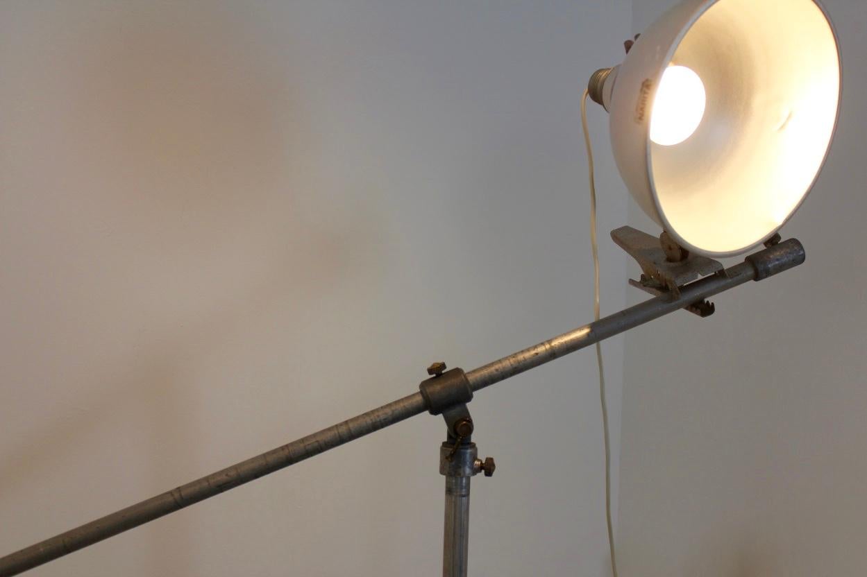 Industrielle Industrie-Foto-Stehlampe aus Aluminium und Messing von Narita und Fluos, Belgien im Angebot 2